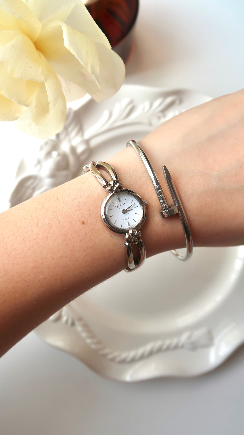 Ctz. Cletia White Round Dial with Silver Chain Watch