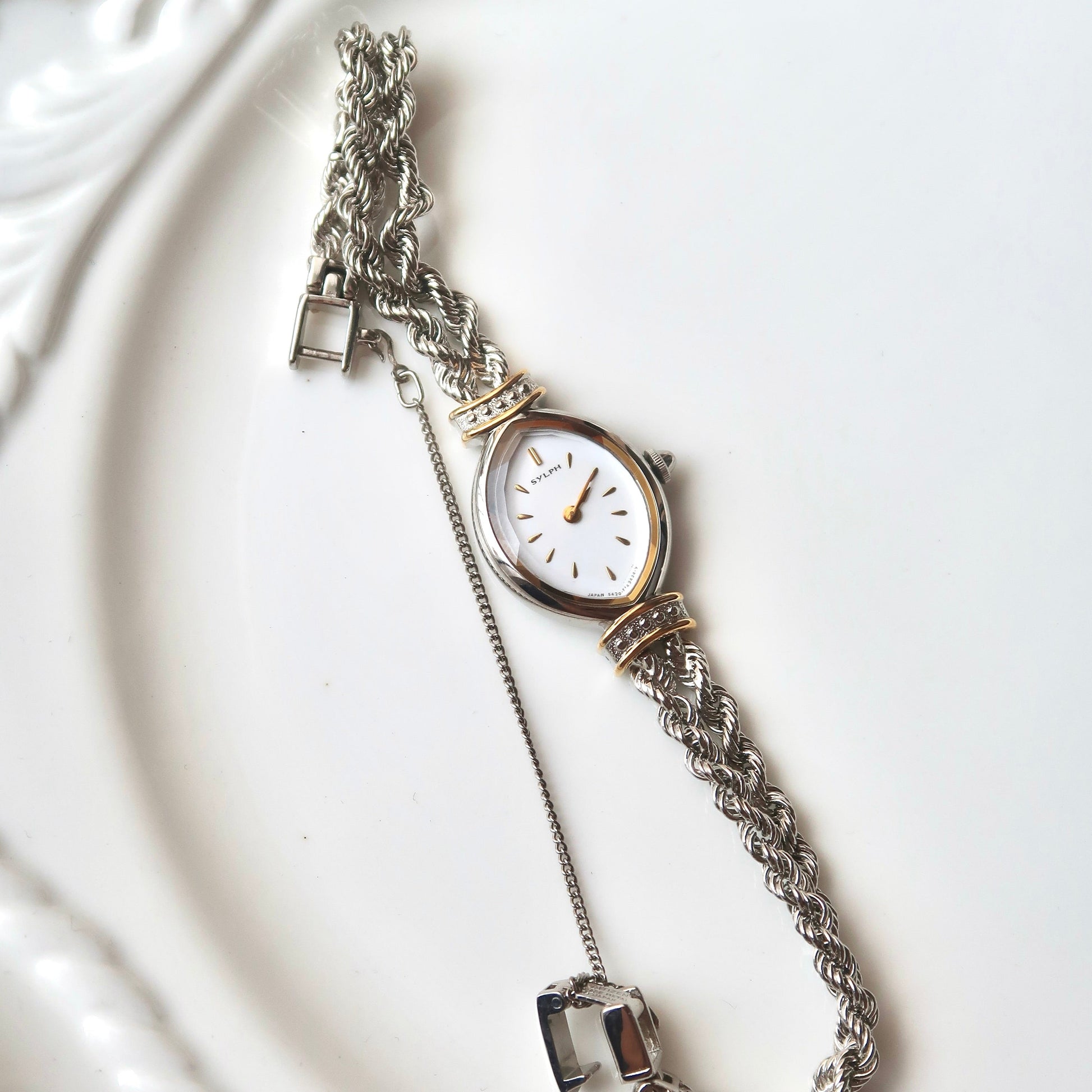 CTZ. Sylph White Oval Dial Silver Twist Chain Watch