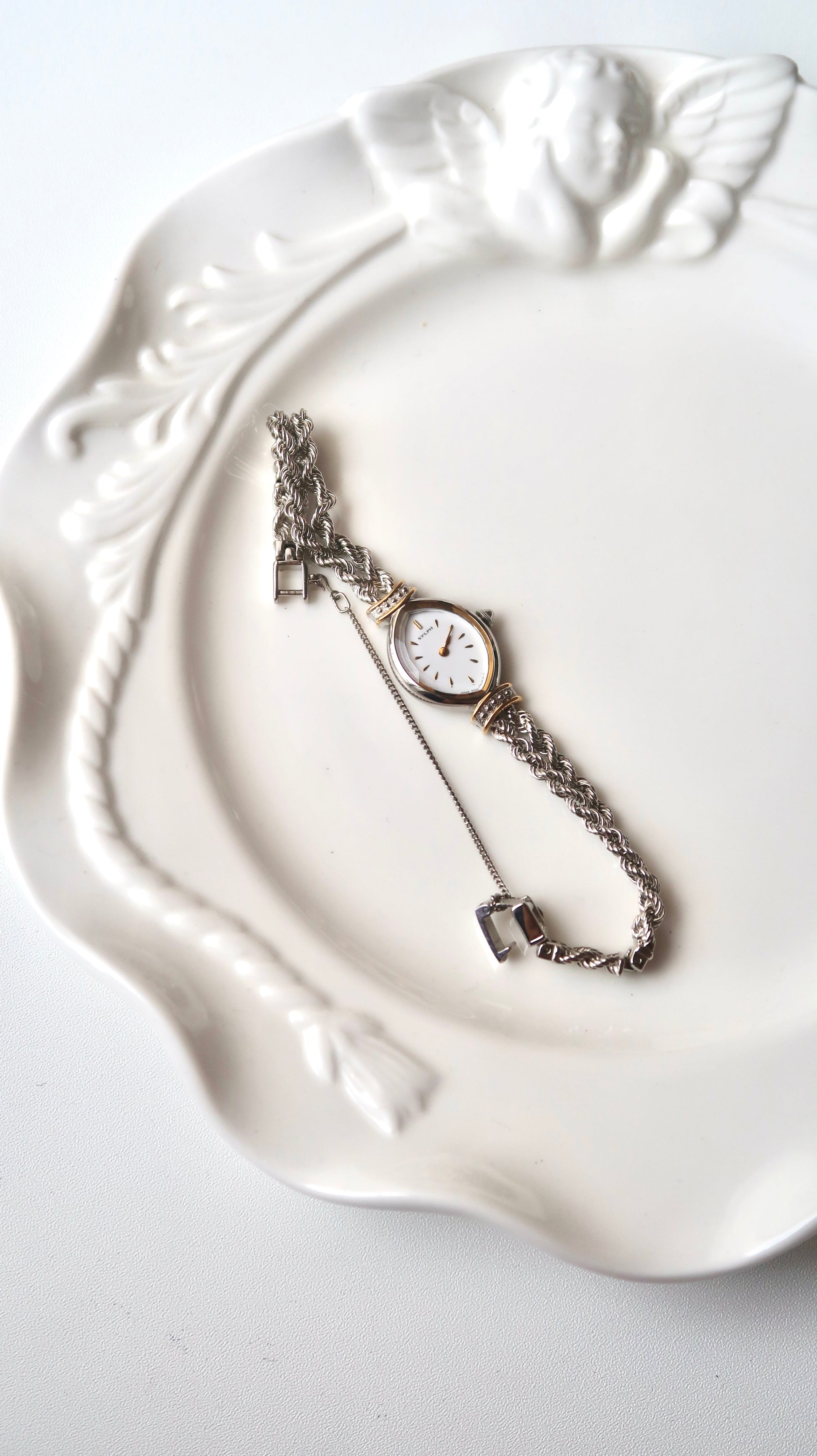 CTZ. Sylph White Oval Dial Silver Twist Chain Watch