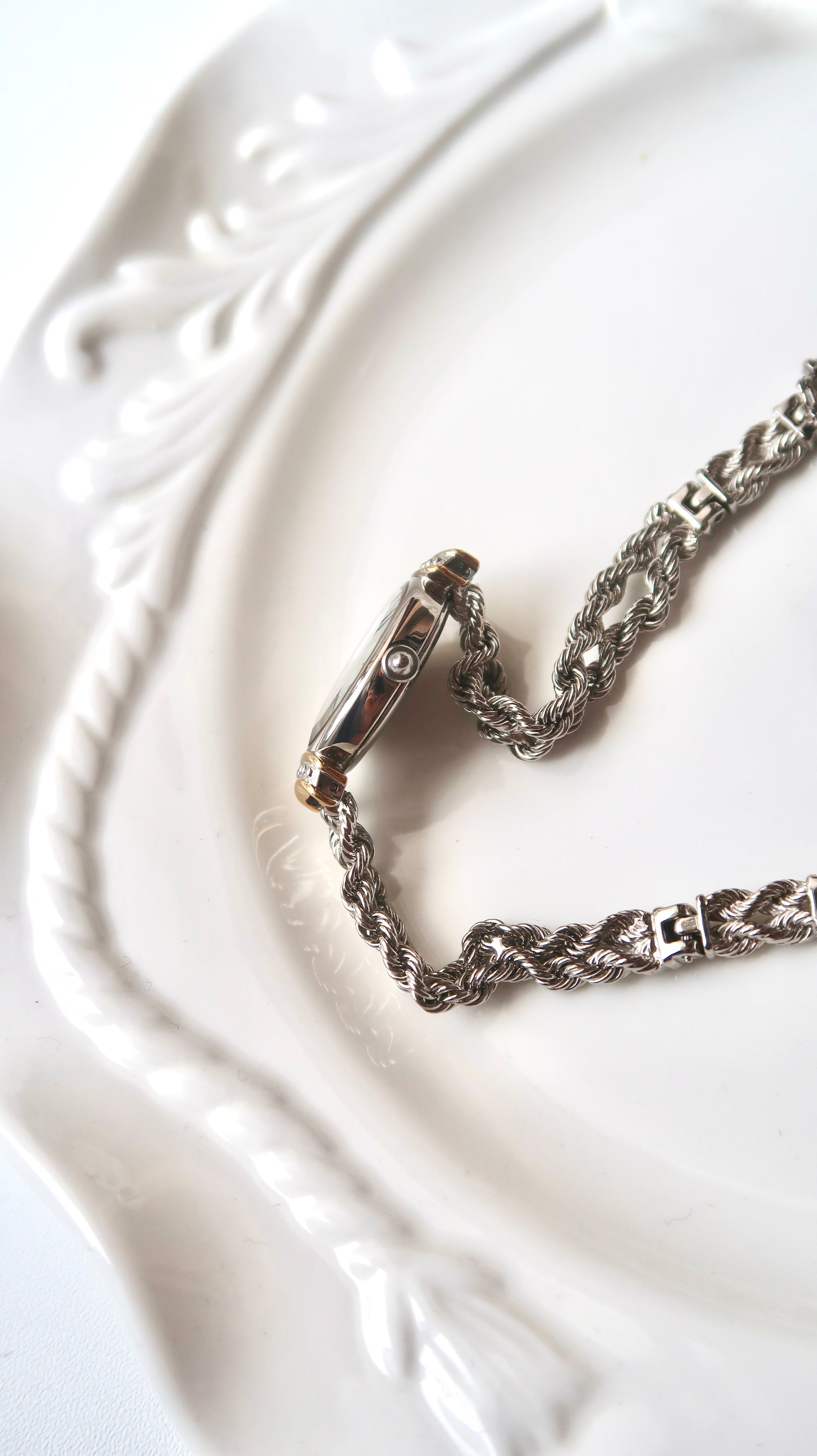 CTZ. Sylph White Oval Dial Silver Twist Chain Watch