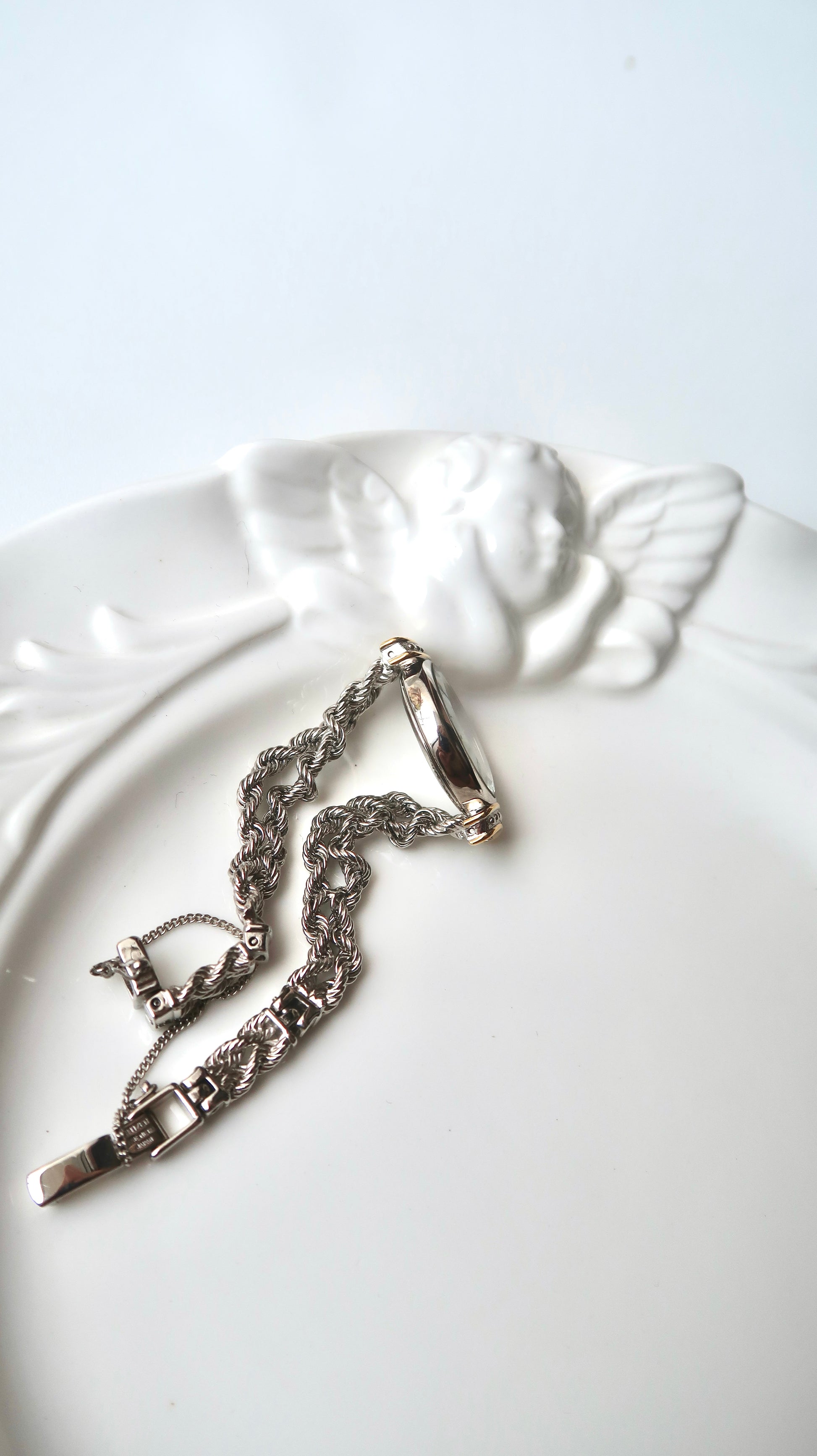 CTZ. Sylph White Oval Dial Silver Twist Chain Watch