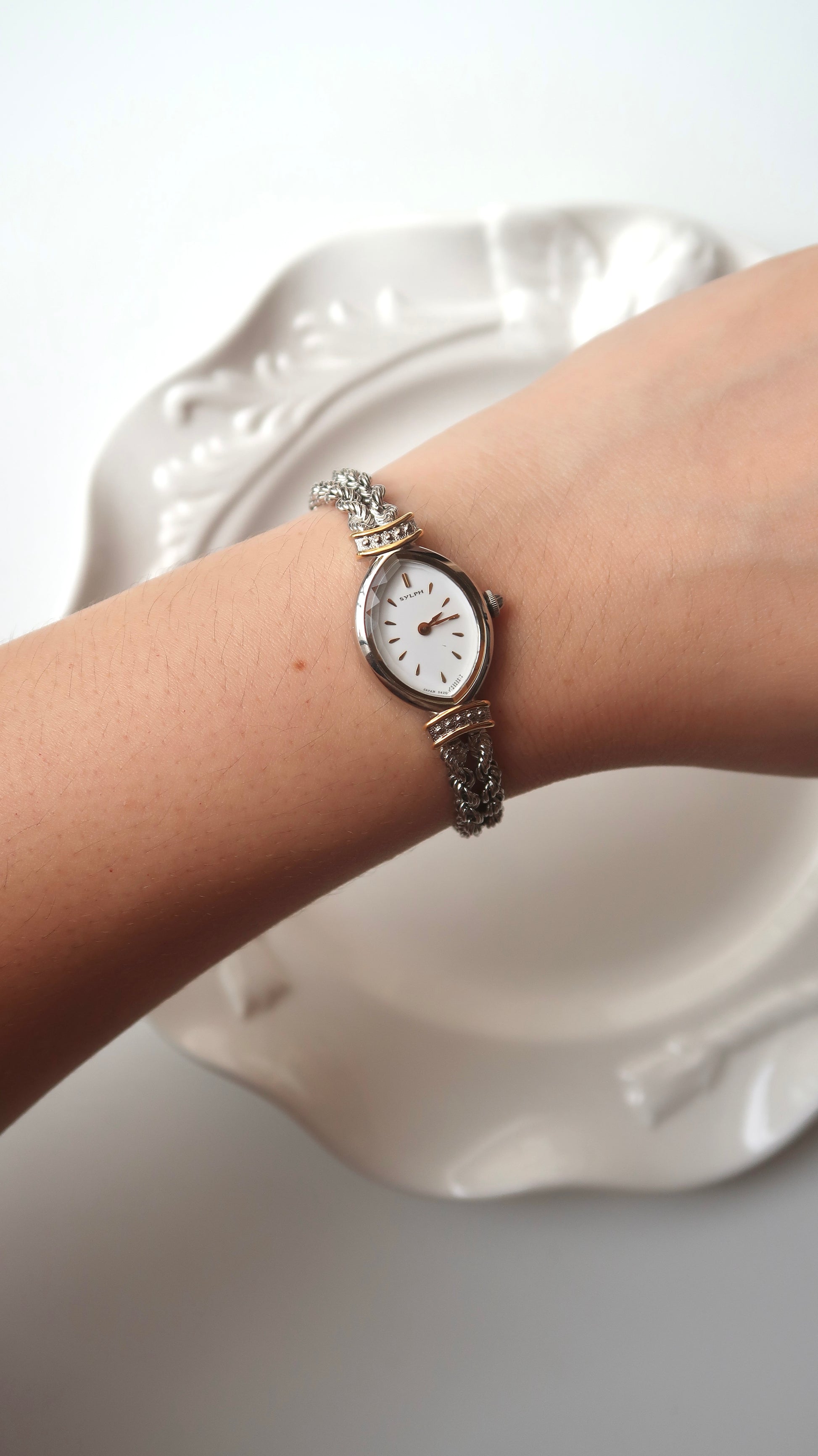 CTZ. Sylph White Oval Dial Silver Twist Chain Watch