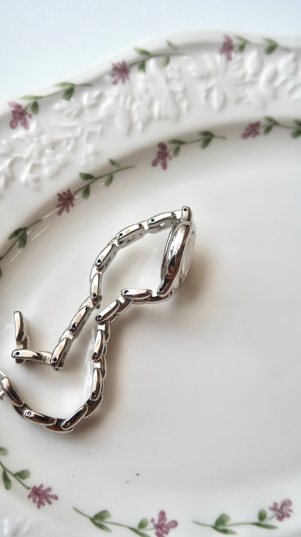 S. Tisse White Round Dial Silver Chain Watch
