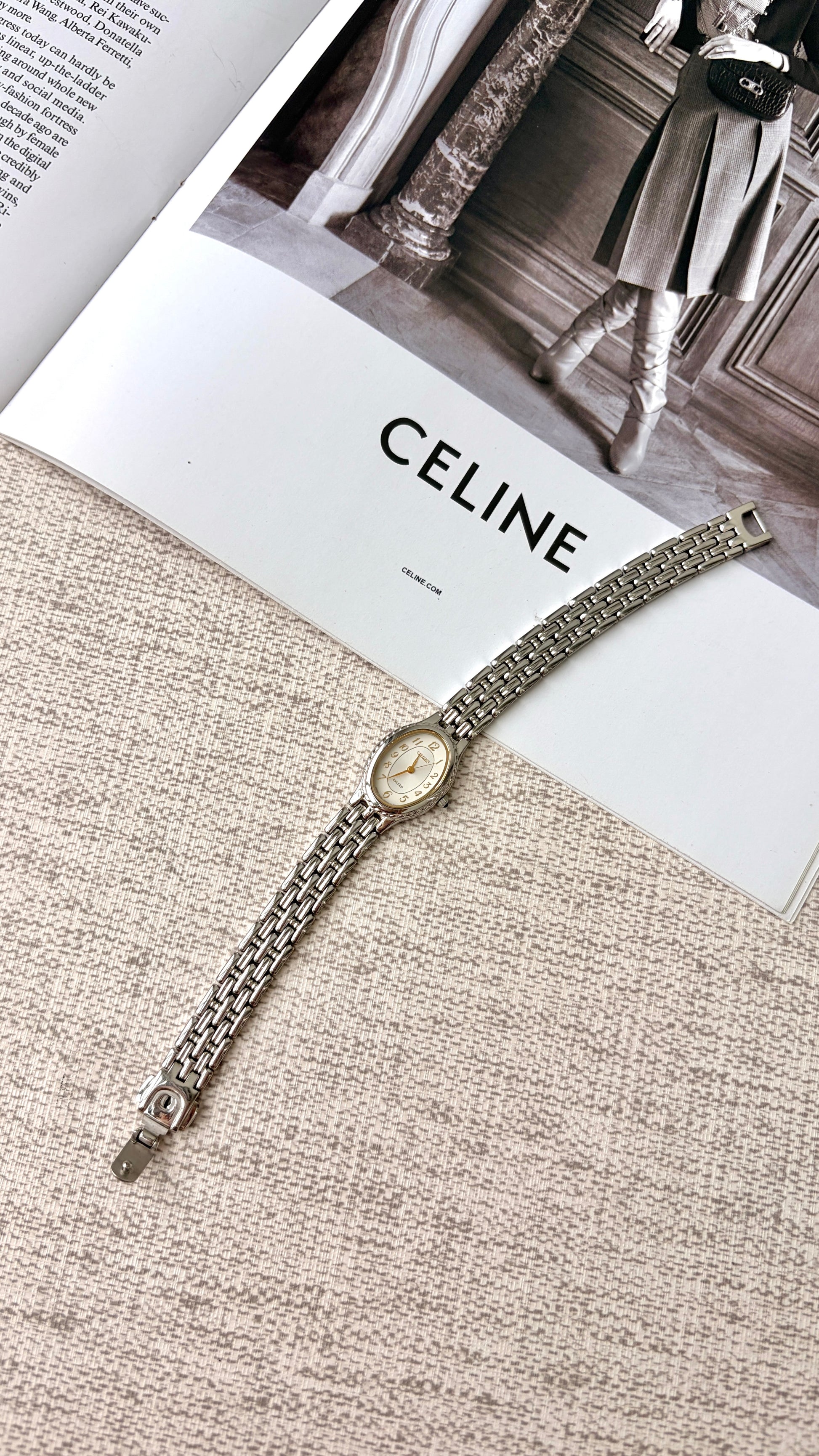 CTZ. Exceed White Oval Dial with Silver Chain Watch