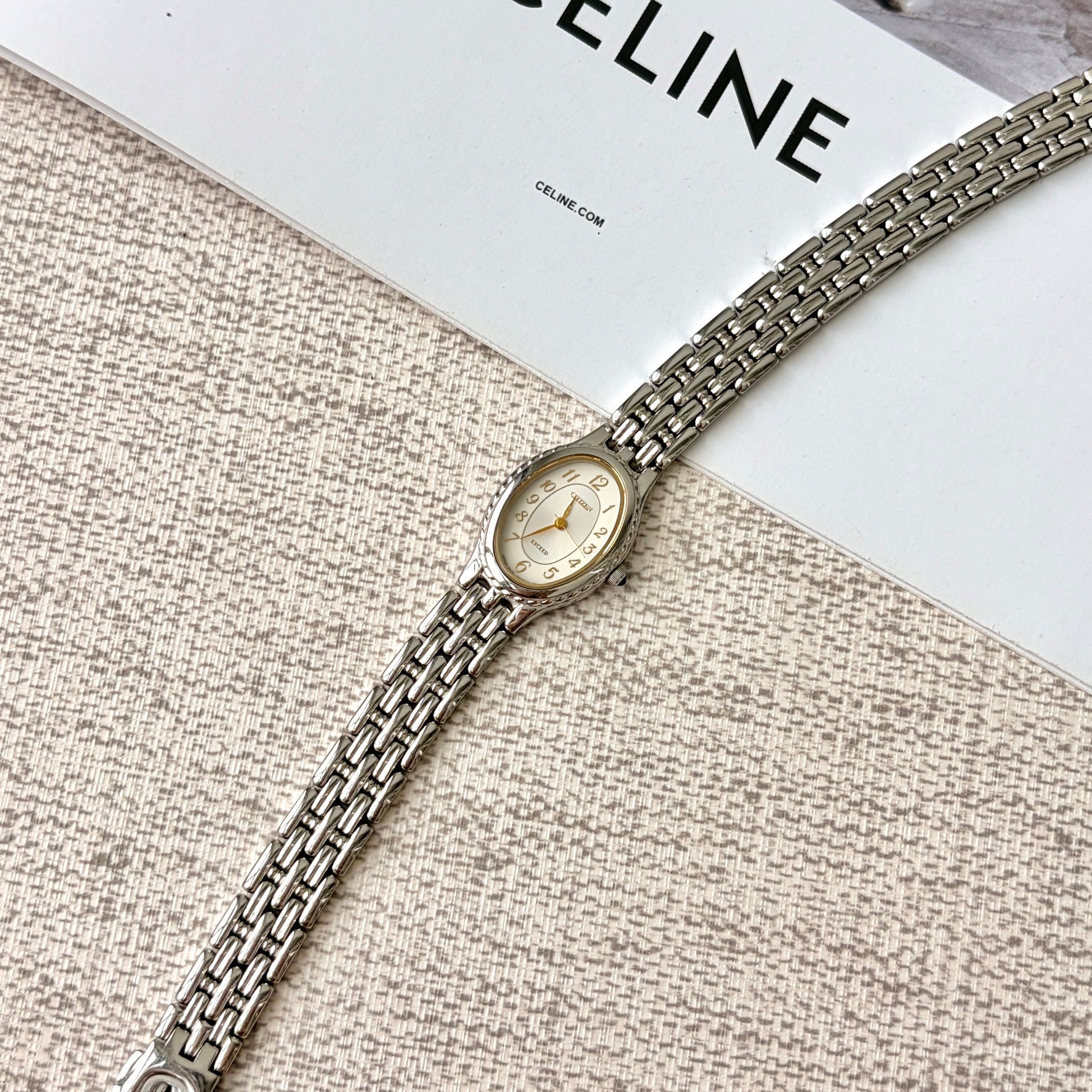 CTZ. Exceed White Oval Dial with Silver Chain Watch