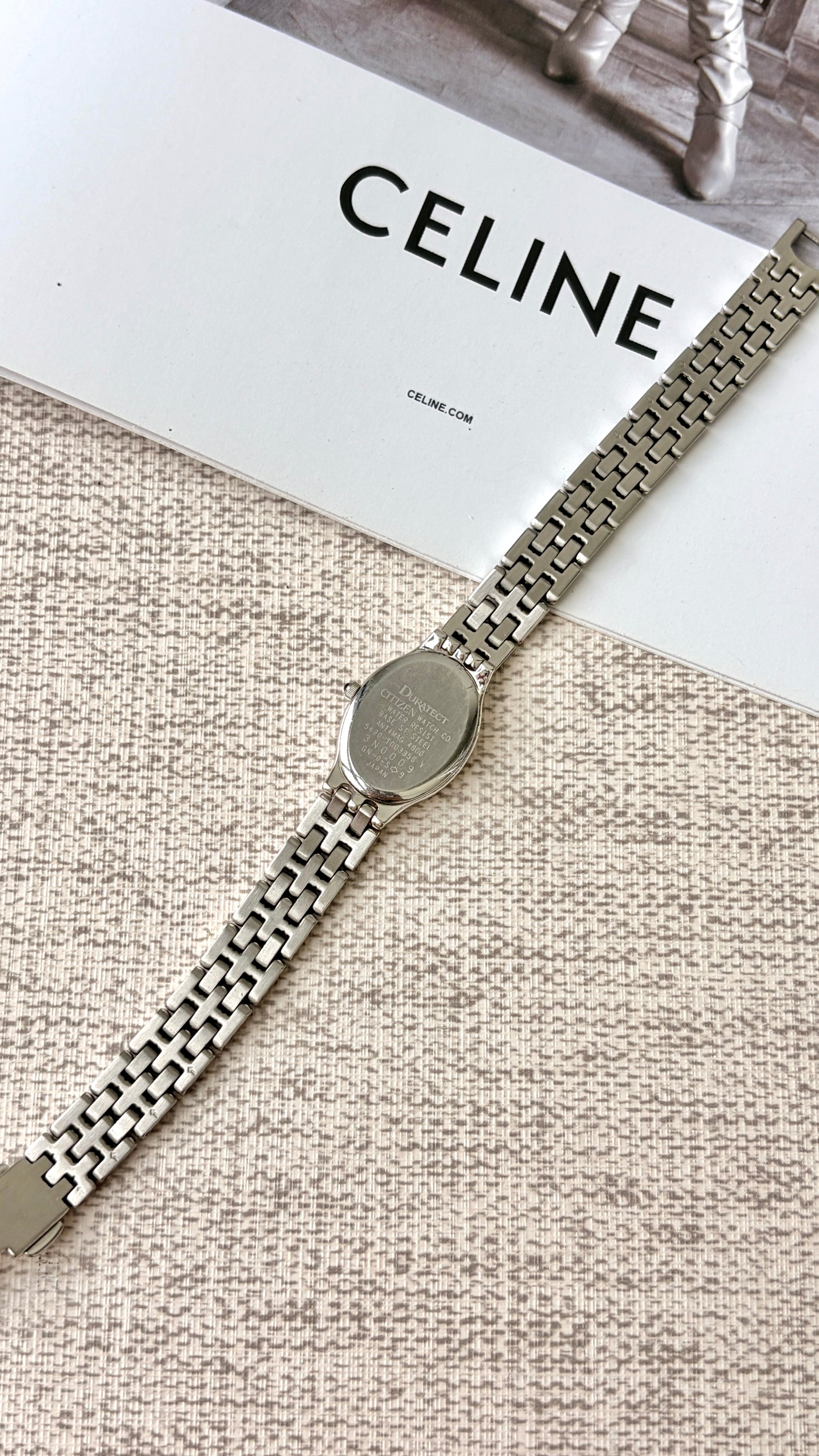 CTZ. Exceed White Oval Dial with Silver Chain Watch