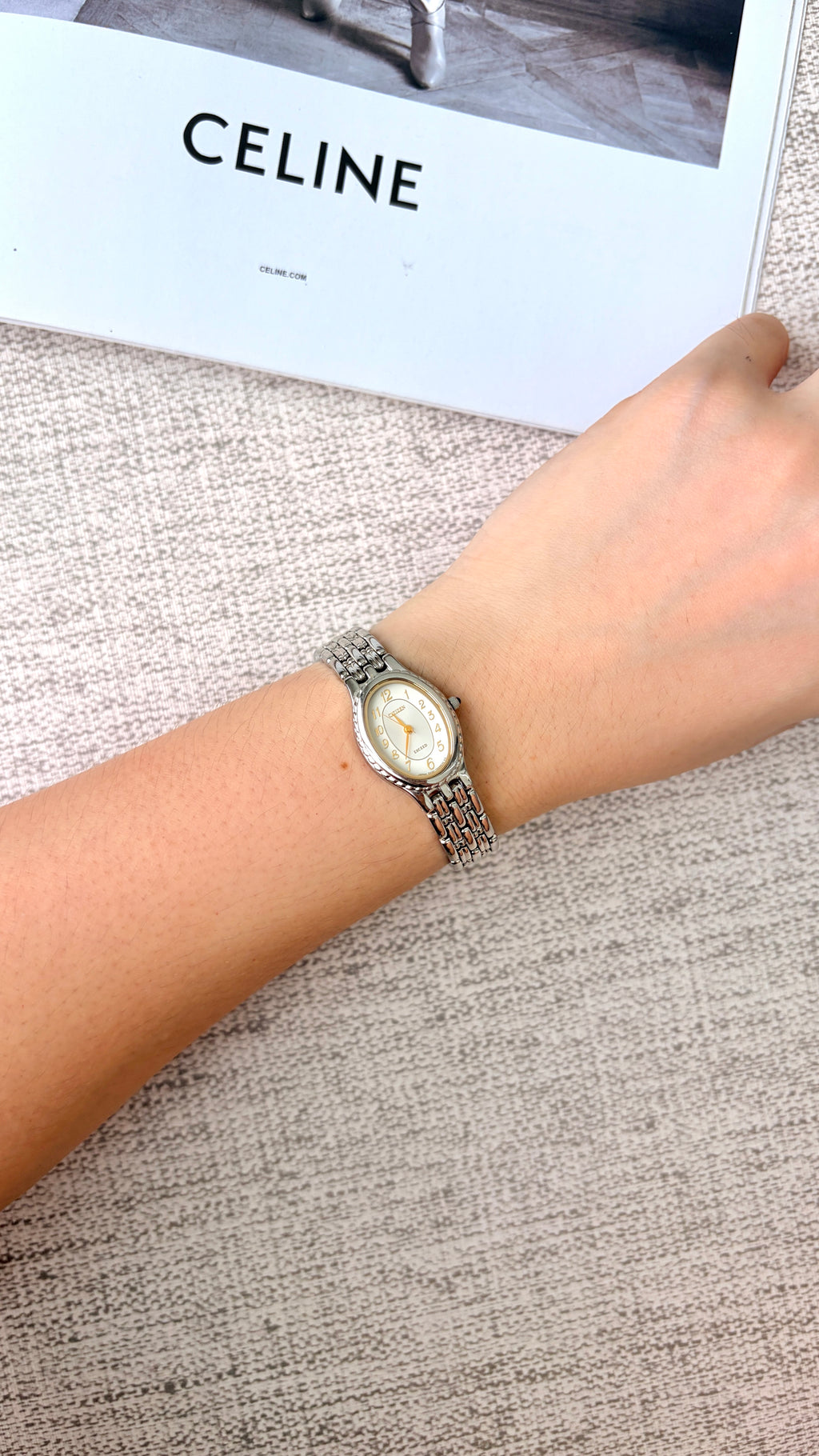 CTZ. Exceed White Oval Dial with Silver Chain Watch