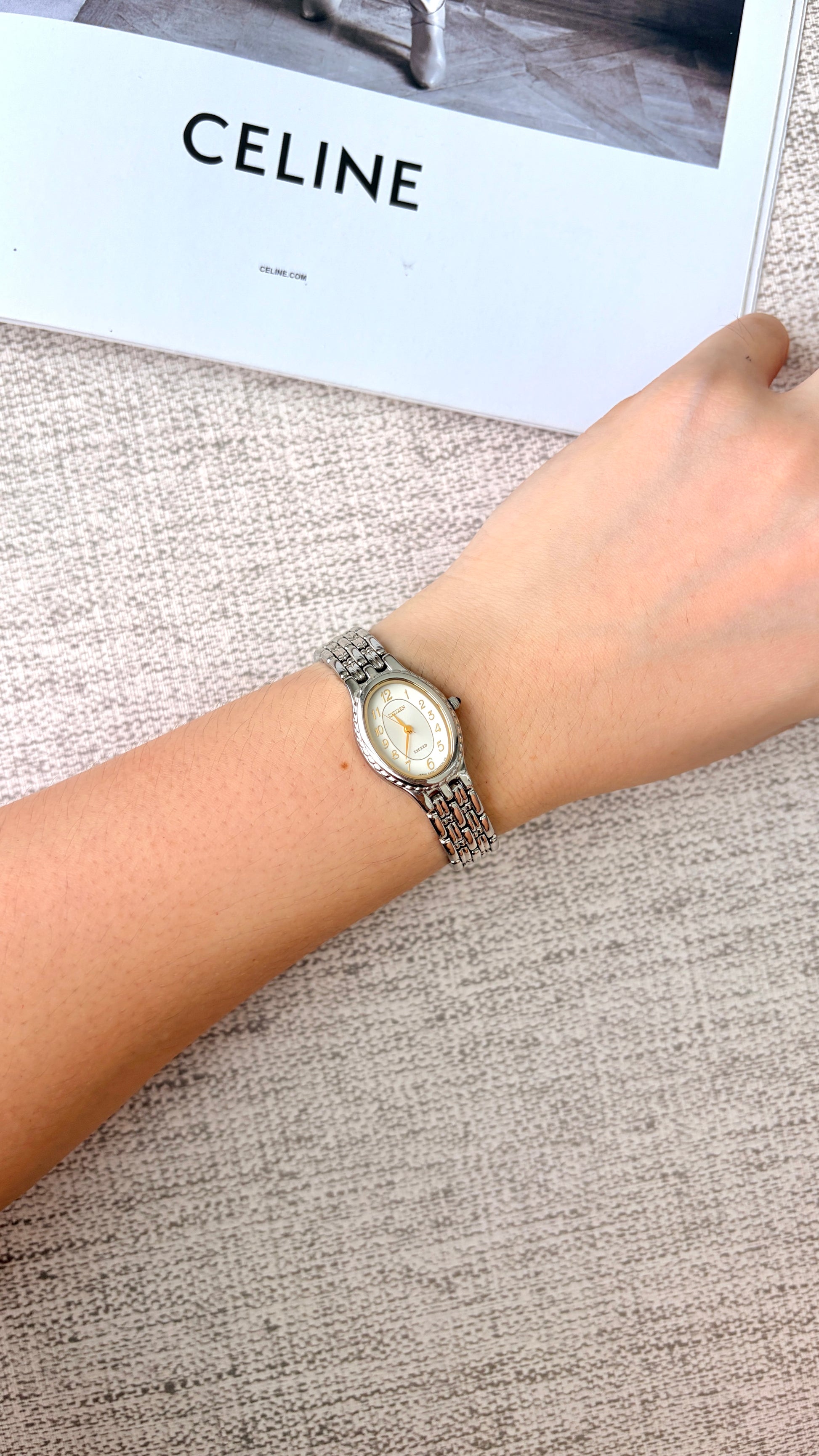 CTZ. Exceed White Oval Dial with Silver Chain Watch