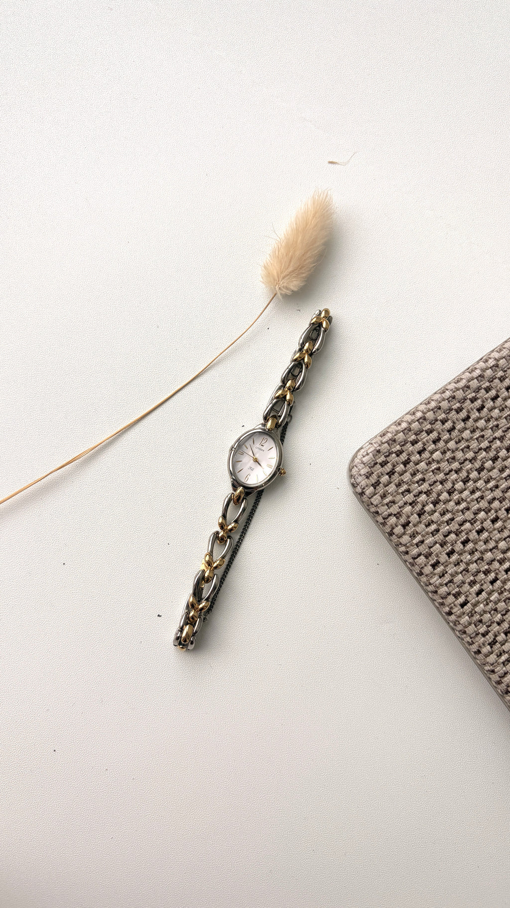 CTZ. Fill White Oval Dial with Two Tone Chain Watch