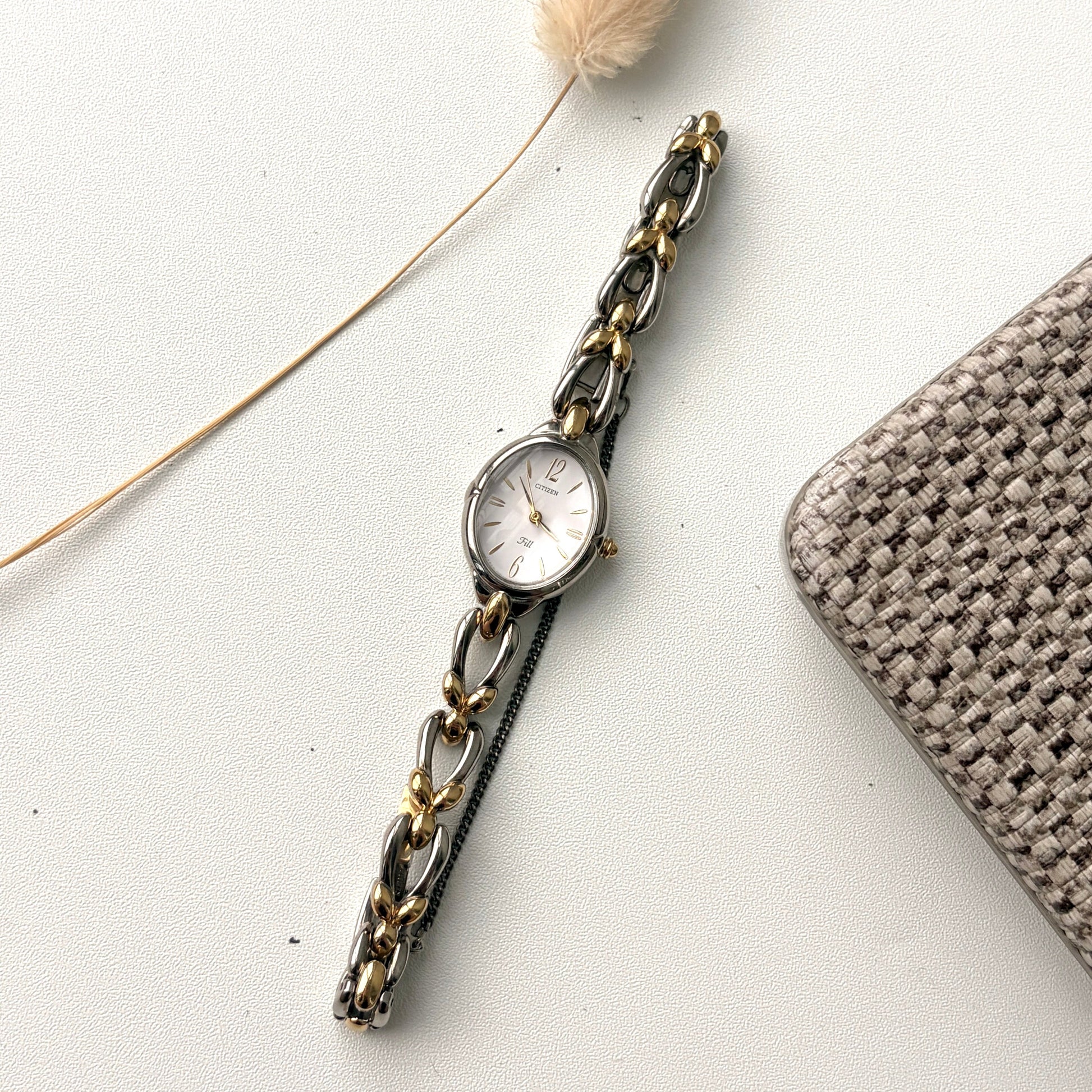 CTZ. Fill White Oval Dial with Two Tone Chain Watch