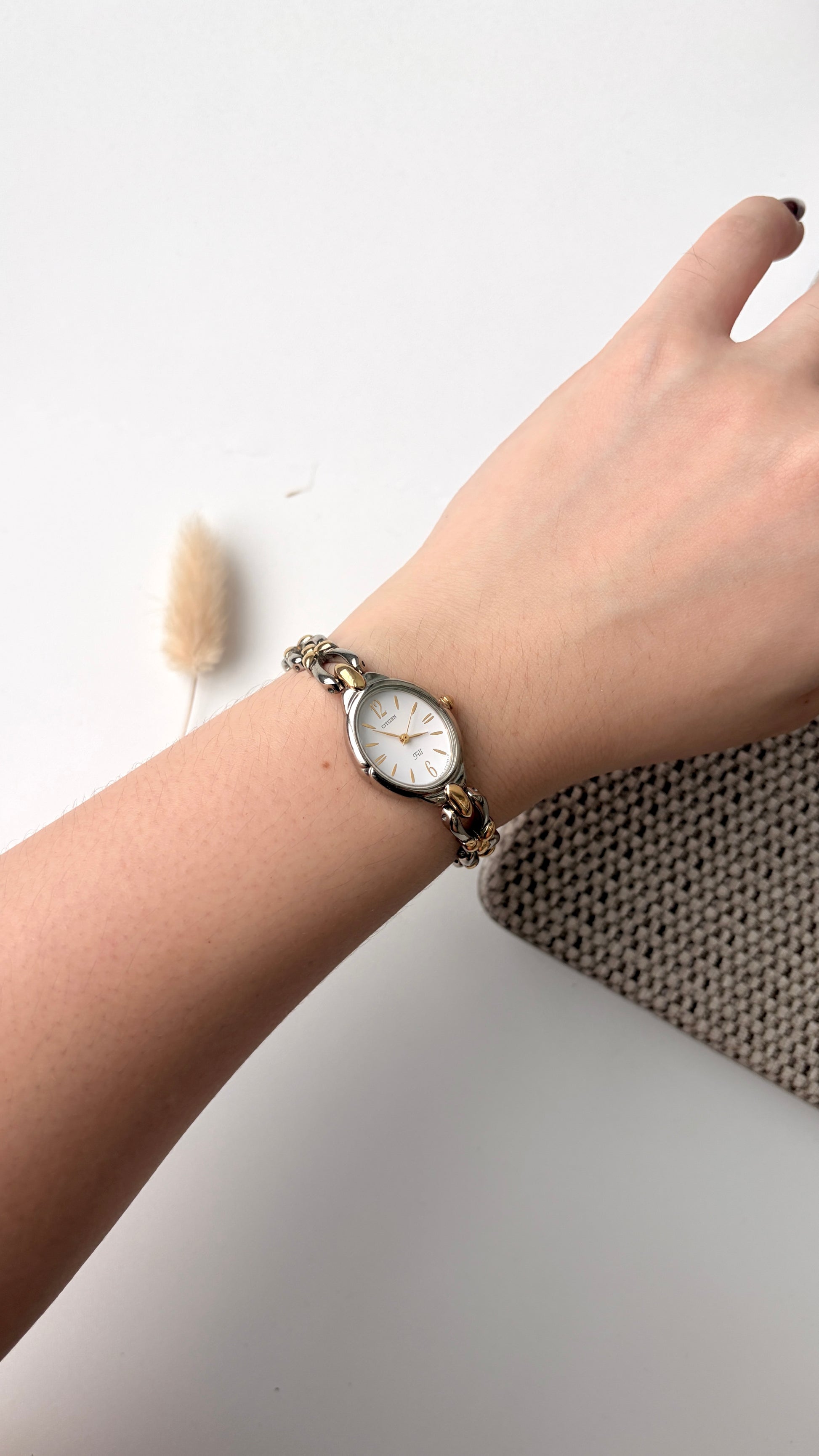 CTZ. Fill White Oval Dial with Two Tone Chain Watch