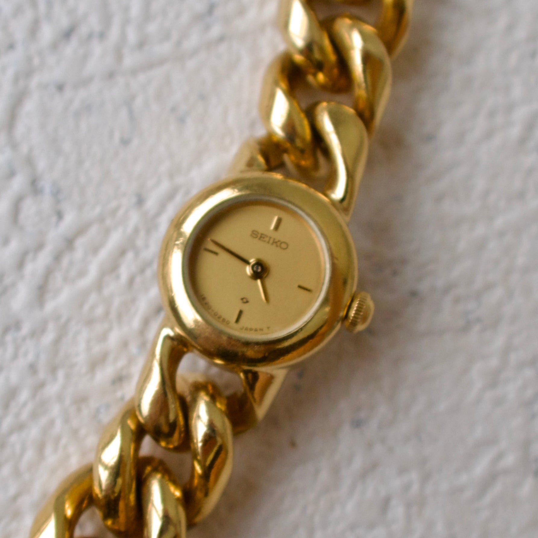 S. Round Gold Dial with Twist Chain