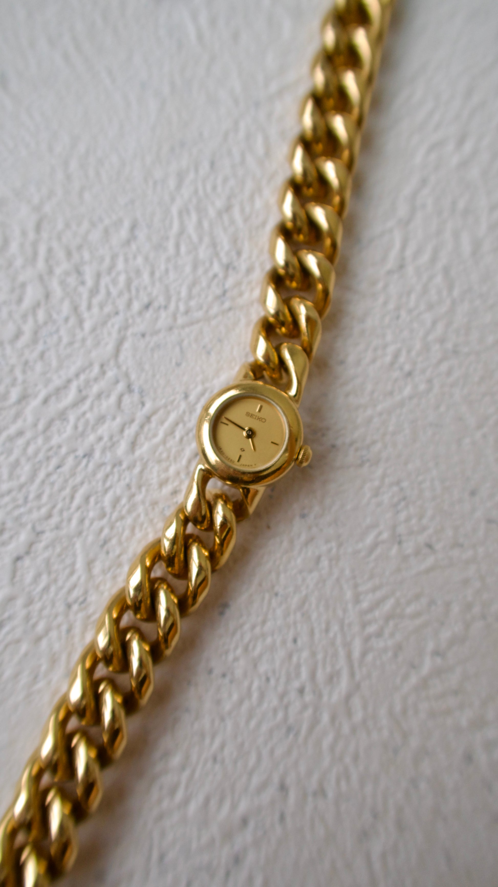 S. Round Gold Dial with Twist Chain
