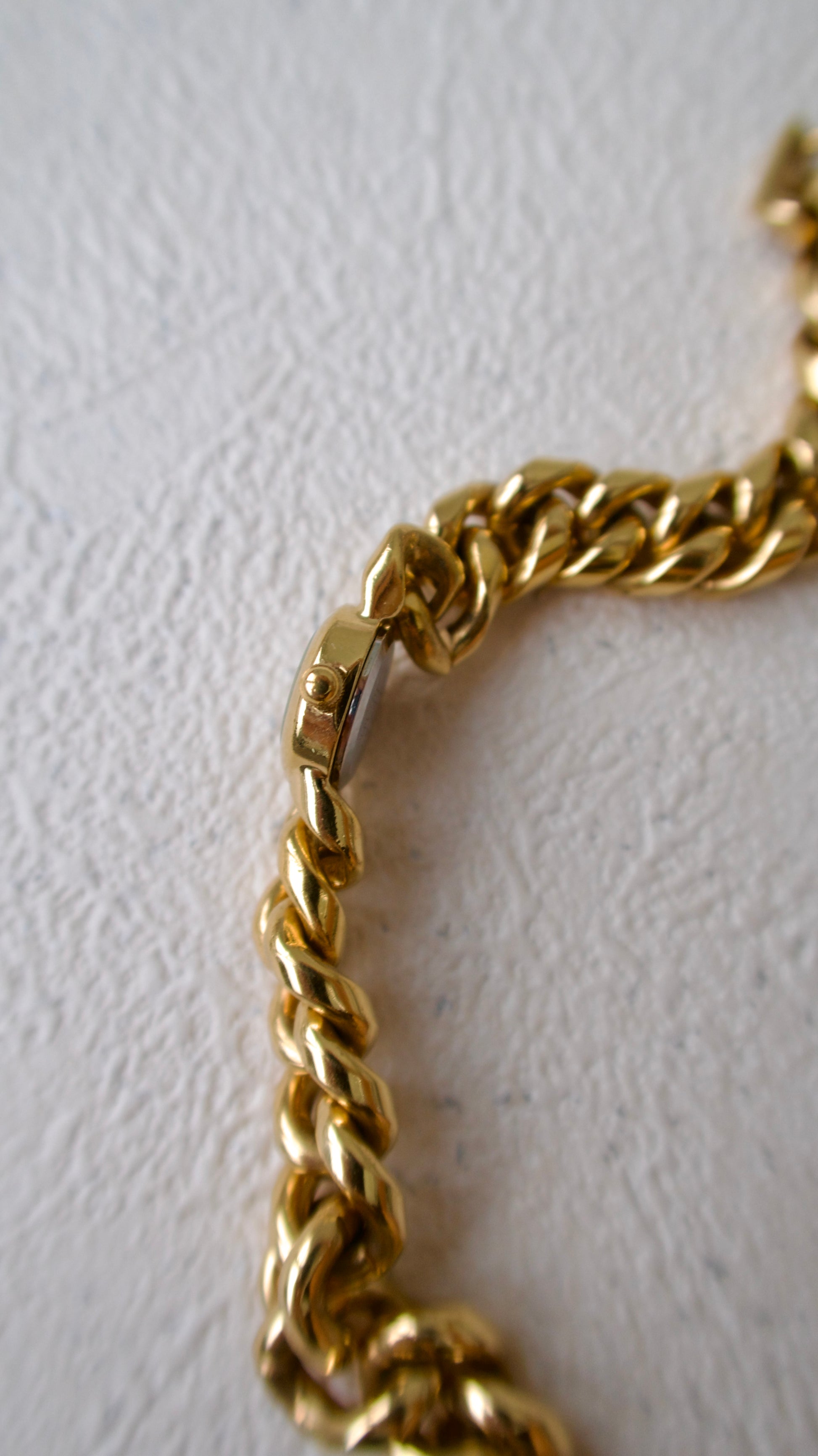 S. Round Gold Dial with Twist Chain