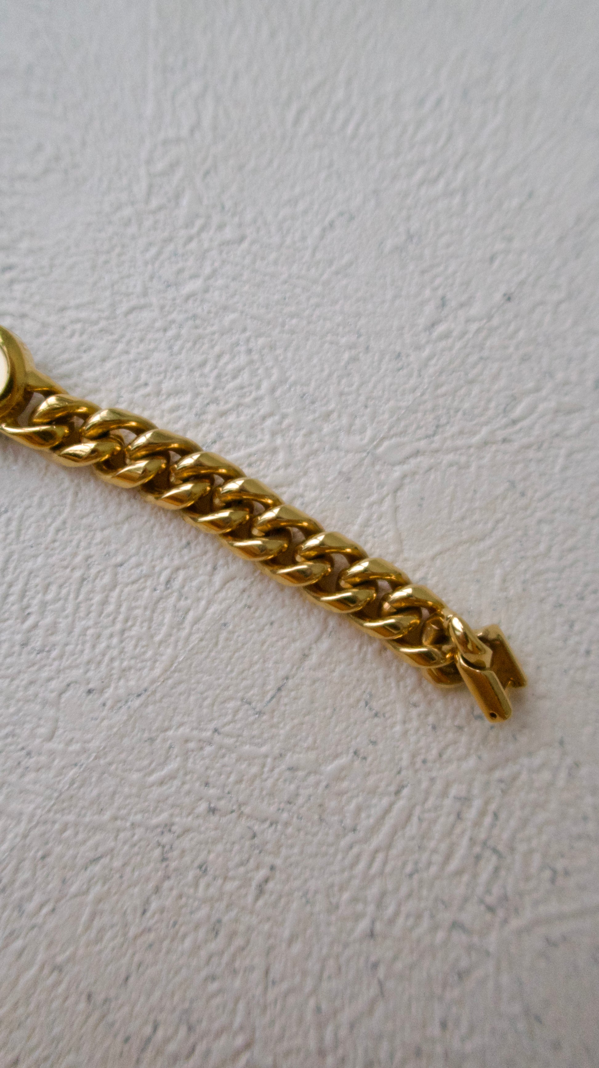 S. Round Gold Dial with Twist Chain