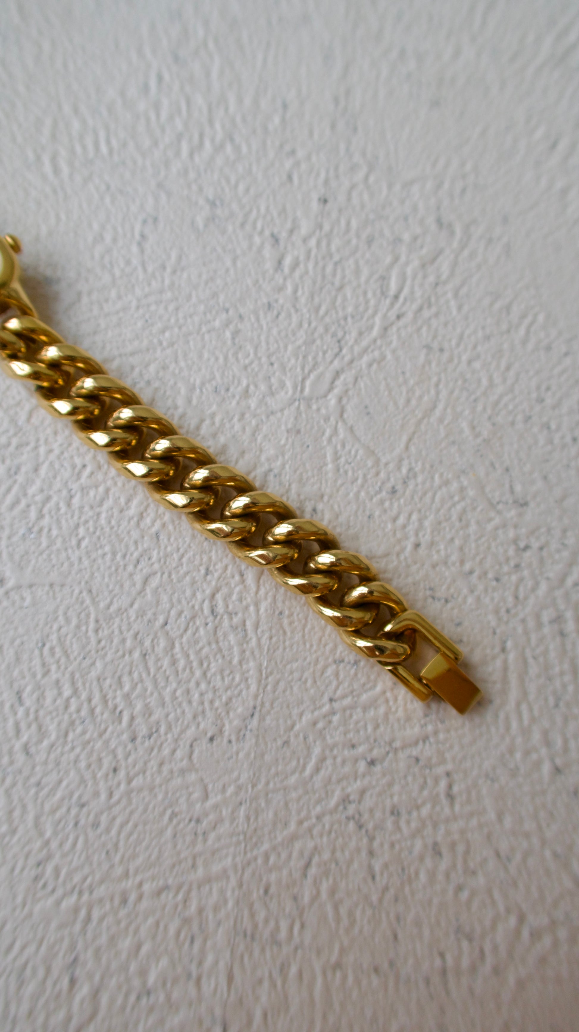 S. Round Gold Dial with Twist Chain