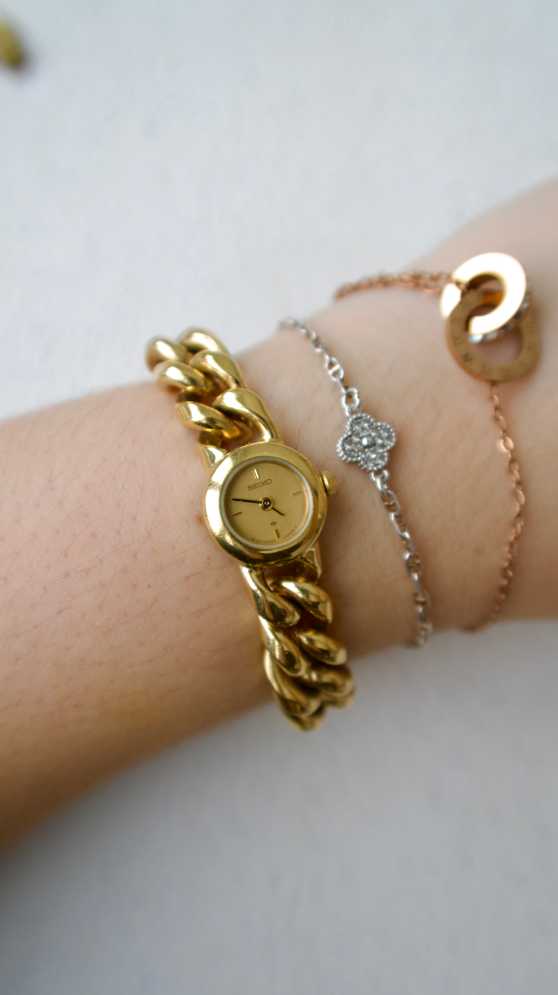S. Round Gold Dial with Twist Chain