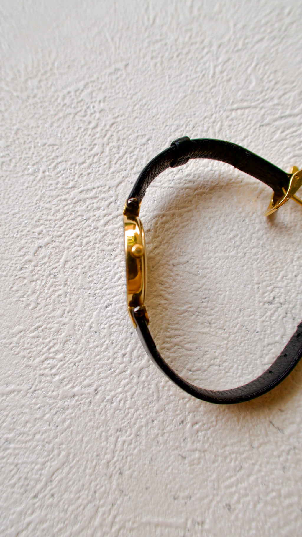 CD. Black Moon Round Dial with Black Strap