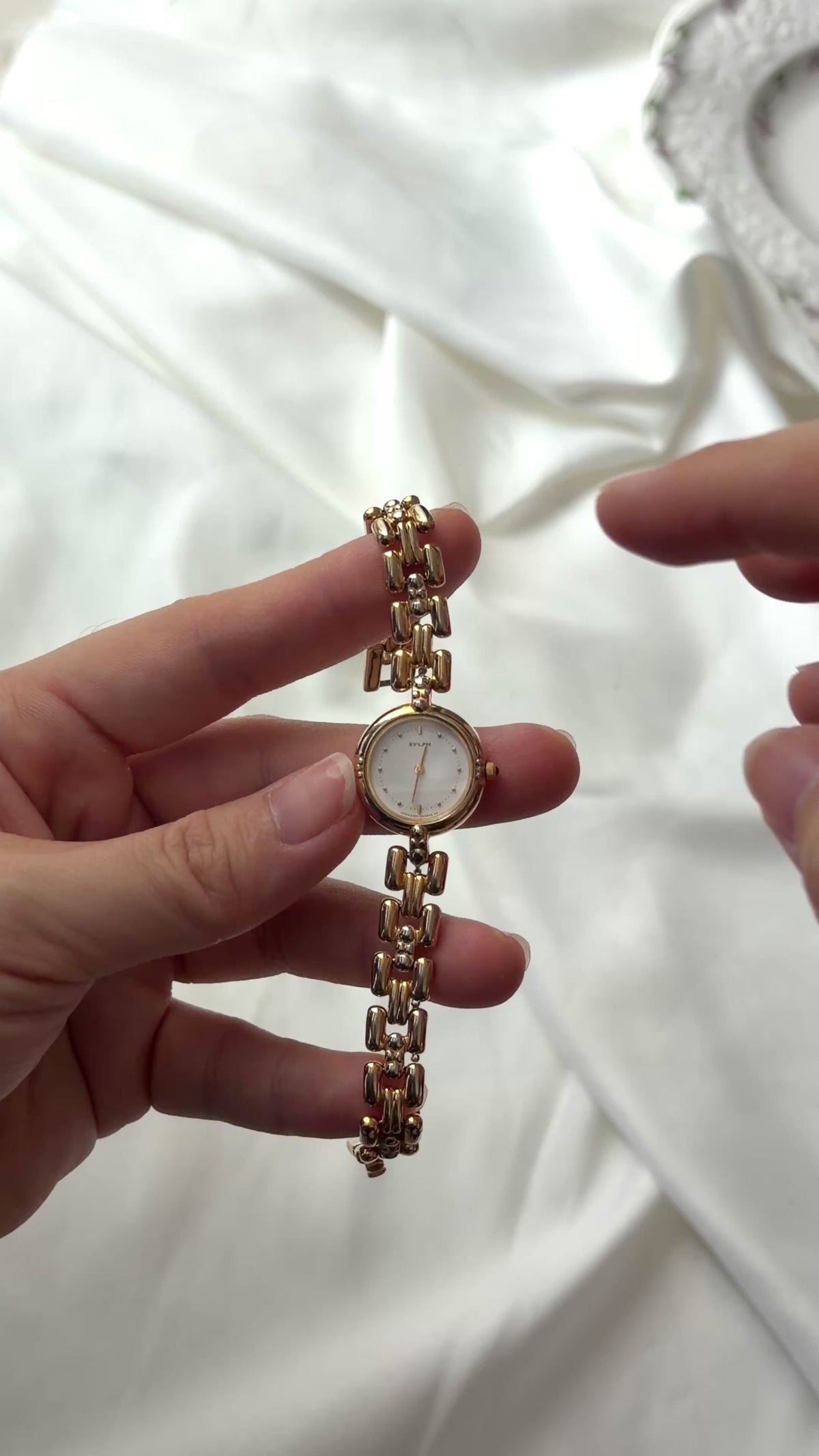 CTZ. Sylph White Round Dial Gold Chain Watch
