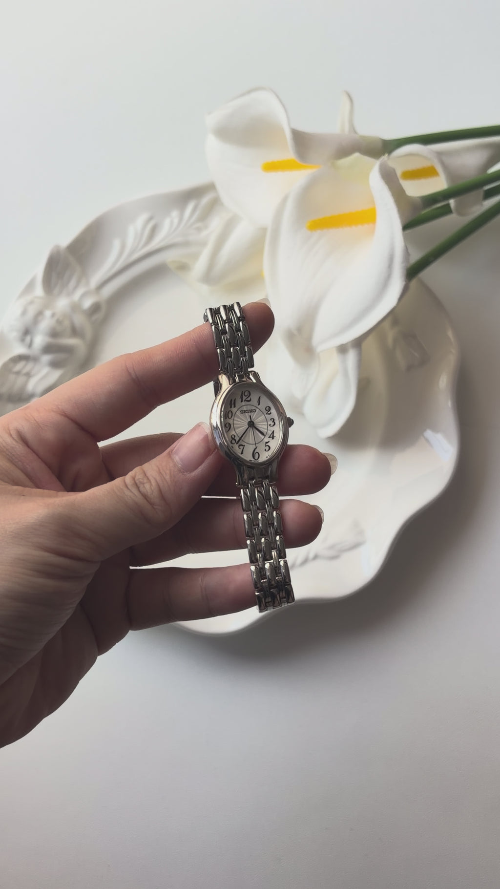 S. White Oval Dial Silver Chain Watch