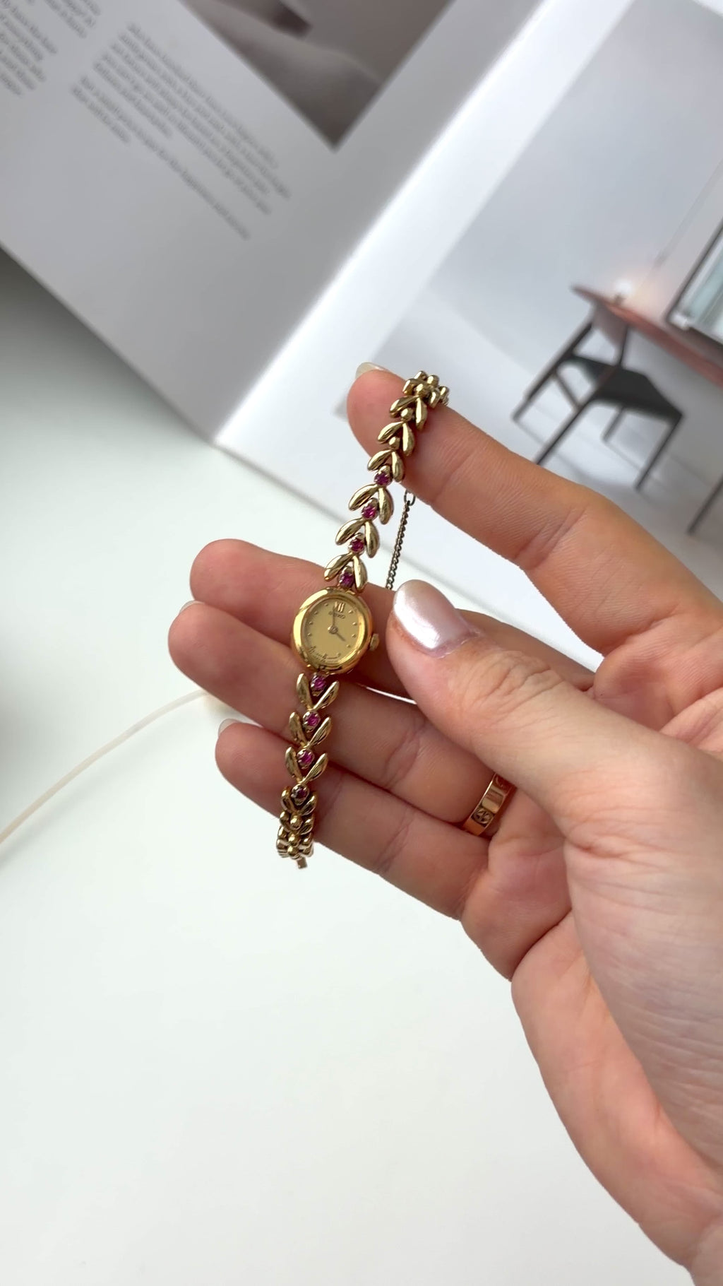 S. Gold Round Dial with 6P Pink Jewels Gold Chain Watch