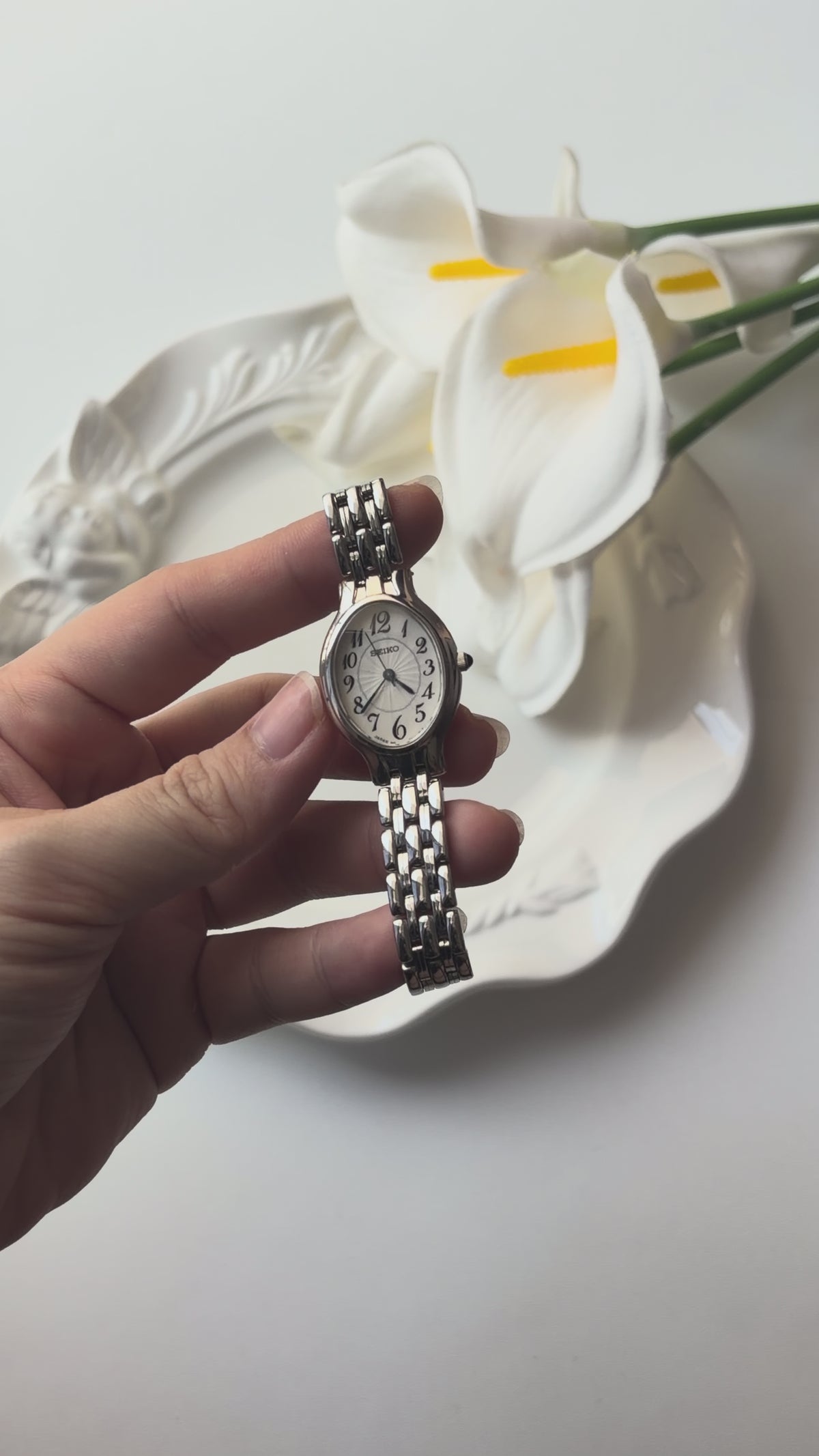 S. White Oval Dial Silver Chain Watch