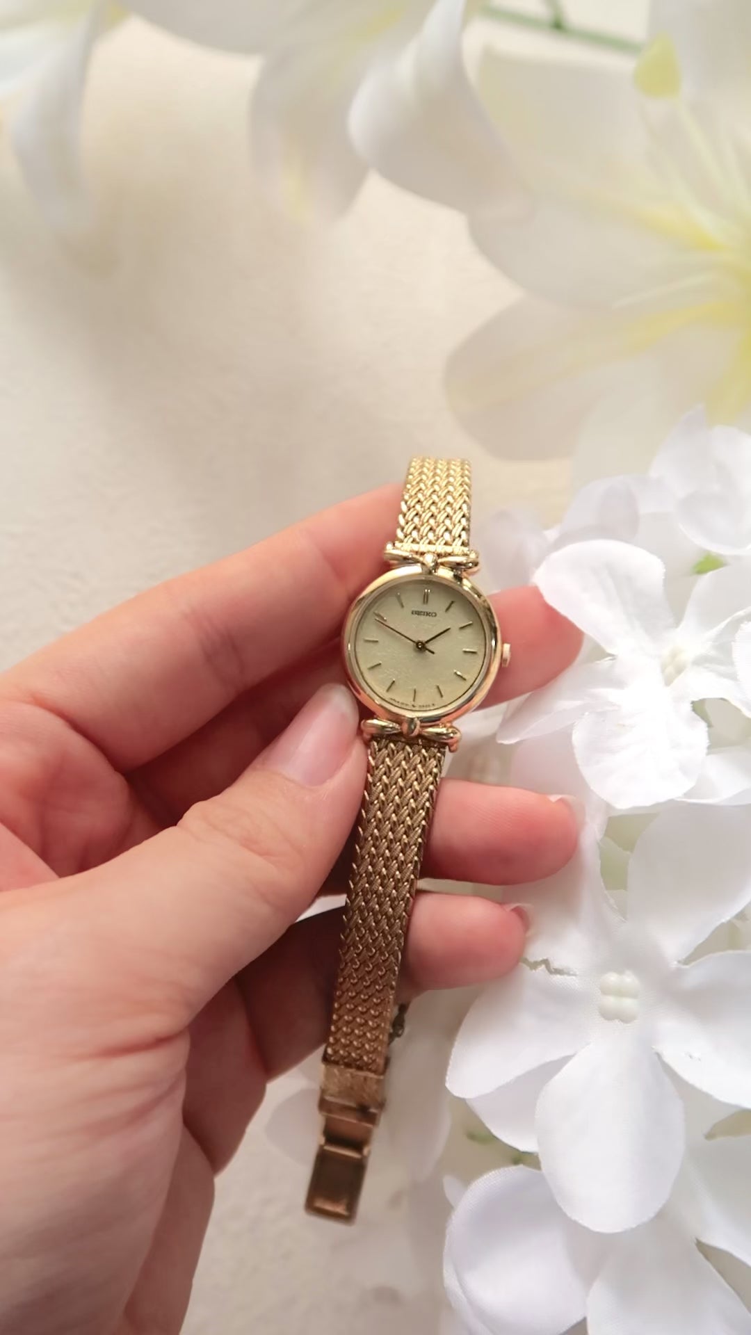 S. Gold Round Dial with Gold Chain Strap Watch