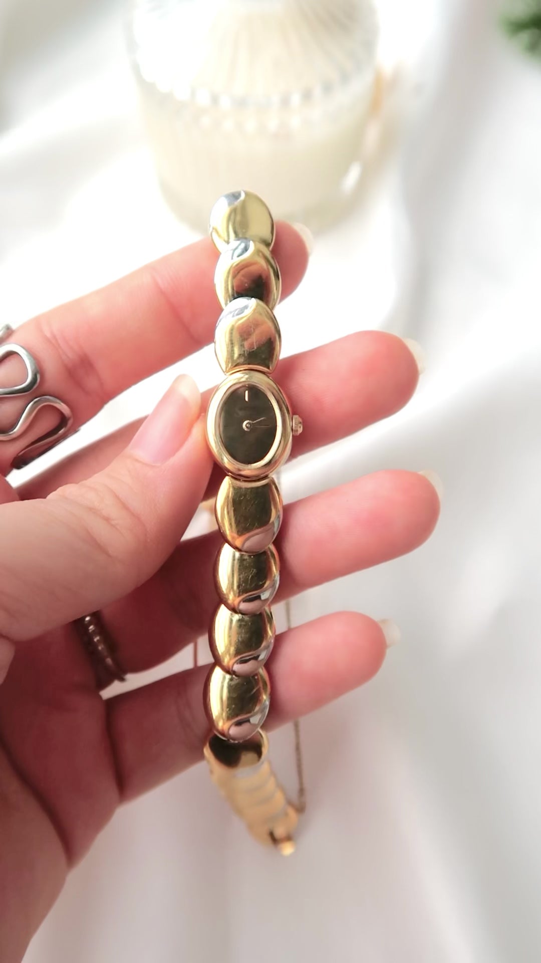 S. All Gold Dial and Scallop Oval Chain Watch