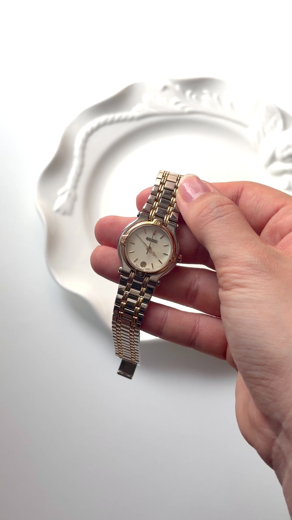 Gc. 9000L White Round Dial Two Tone Chain Watch