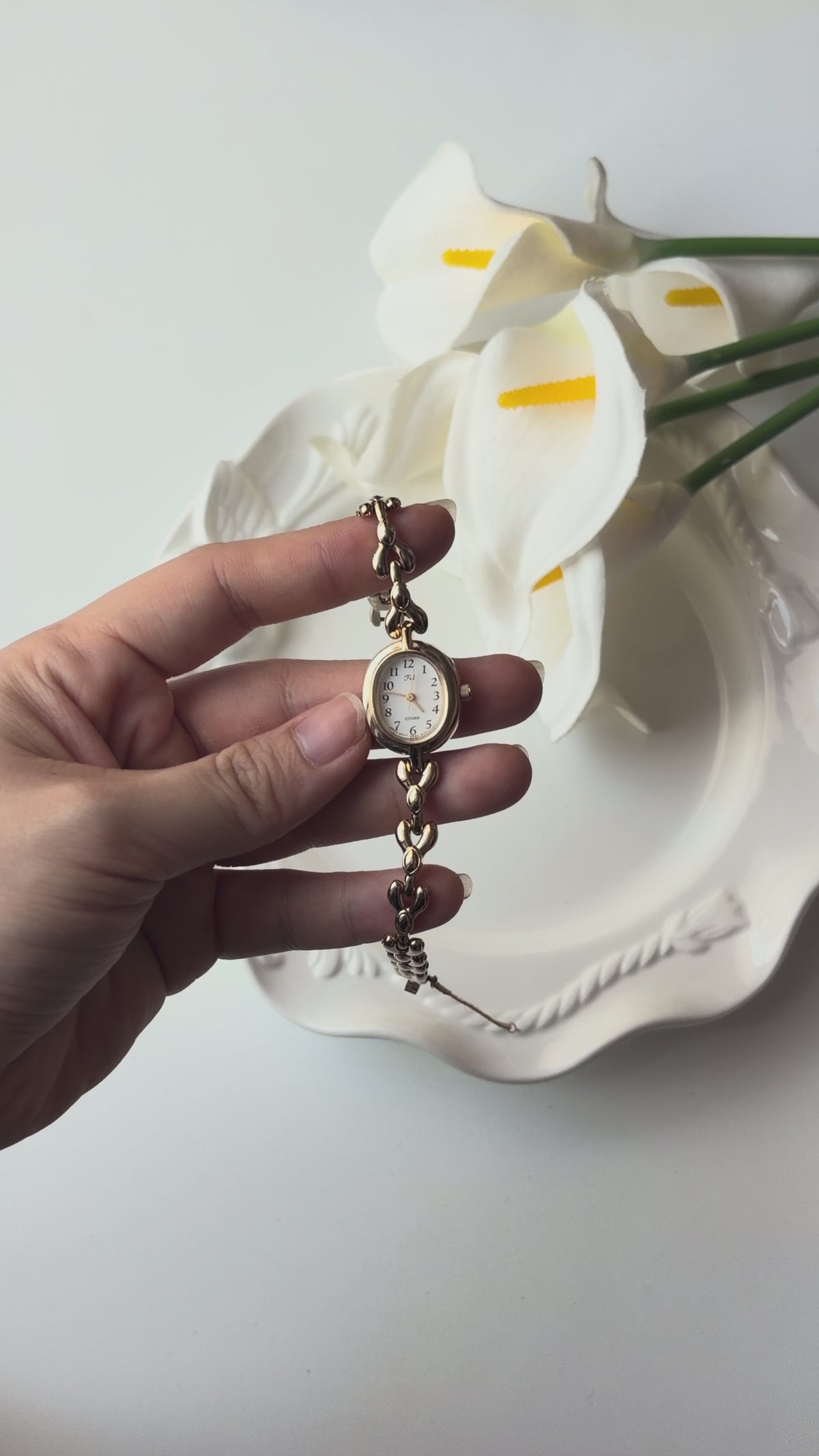 CTZ Fill White Oval Dial Champagne Gold Chain Watch