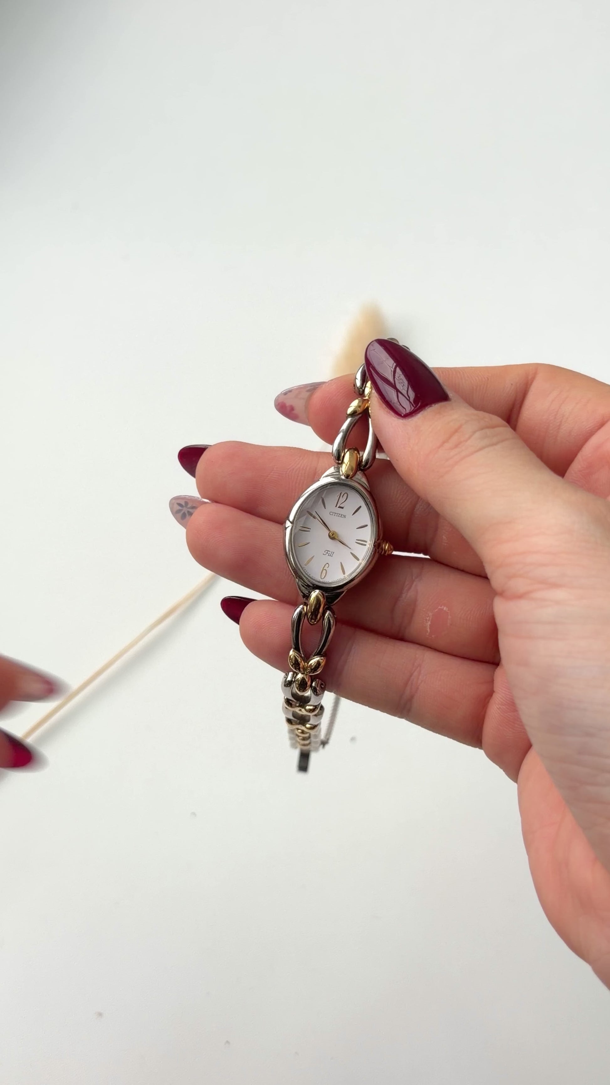 CTZ. Fill White Oval Dial with Two Tone Chain Watch