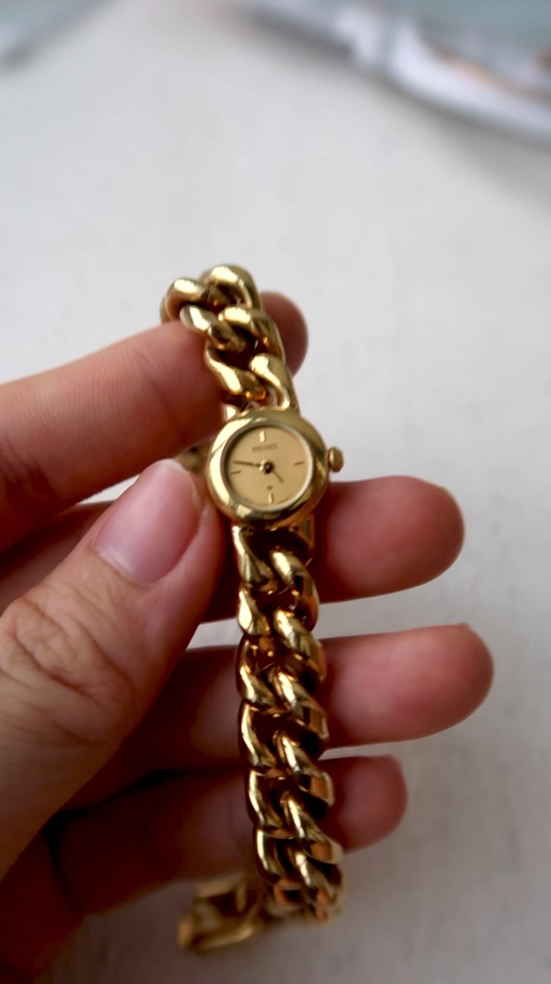 S. Round Gold Dial with Twist Chain