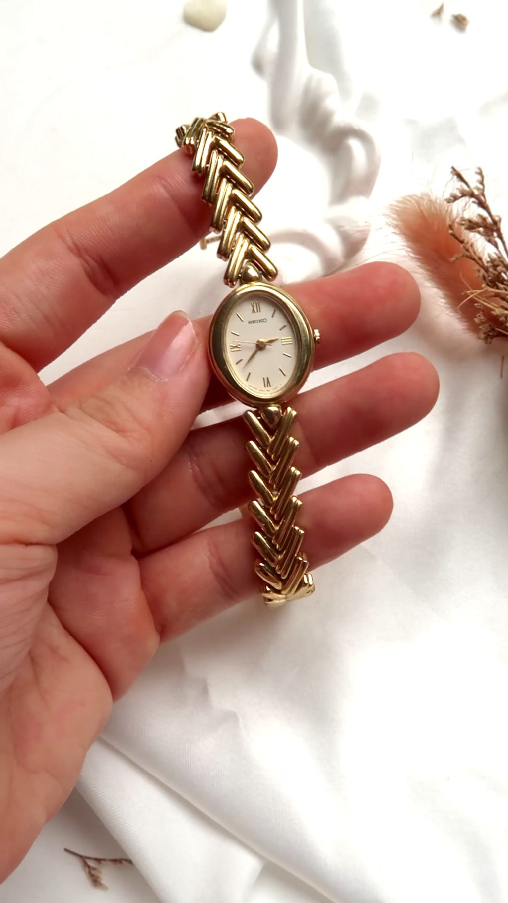 S. Oval Dial with V Gold Chain
