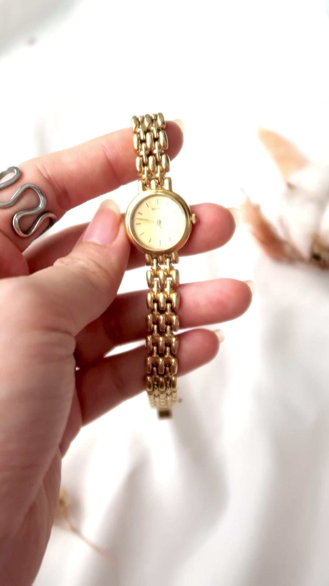 S. Gold Round Dial with Gold Chain