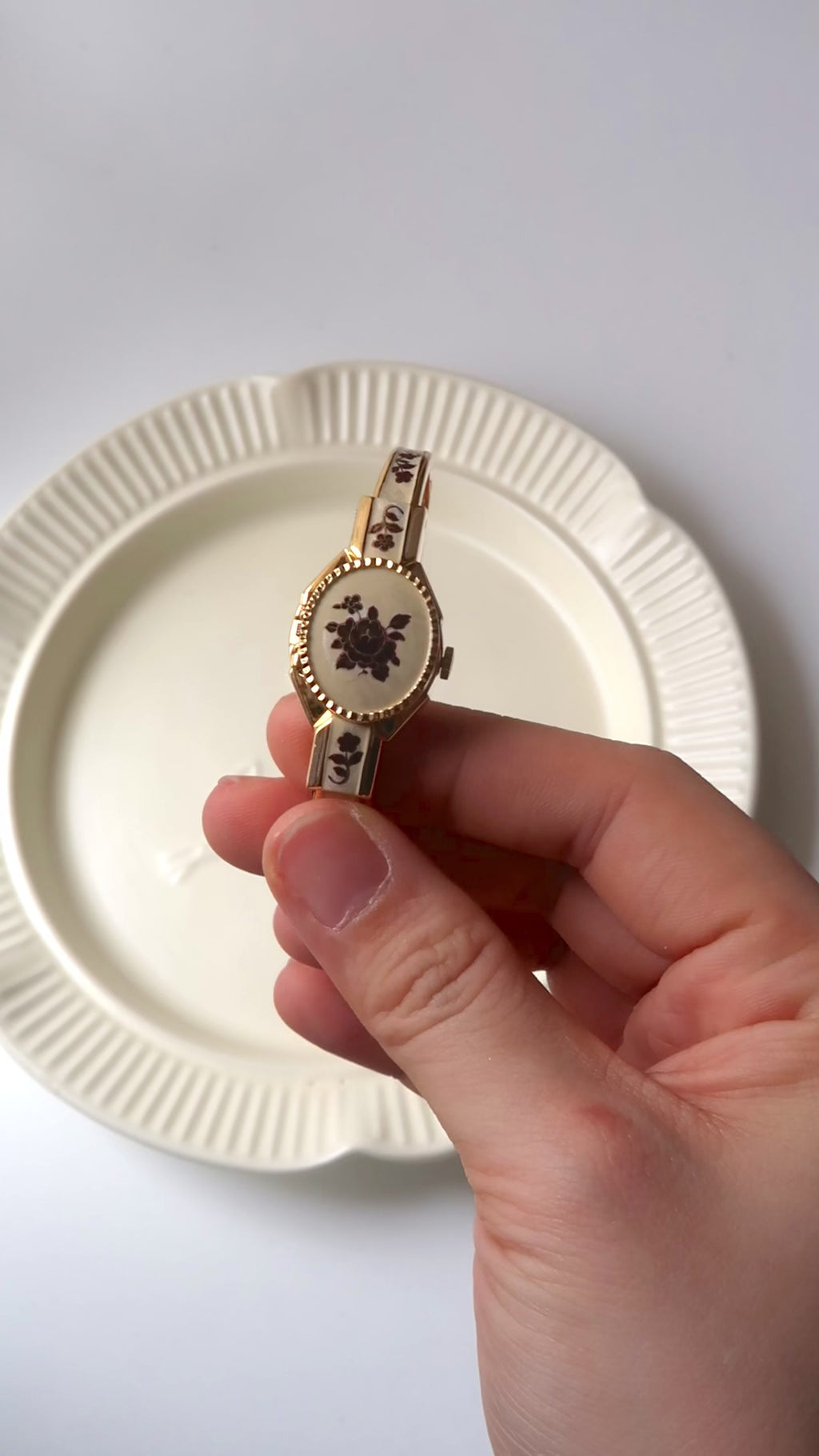 AM. Beige Red Flower Pattern Gold Bangle Watch