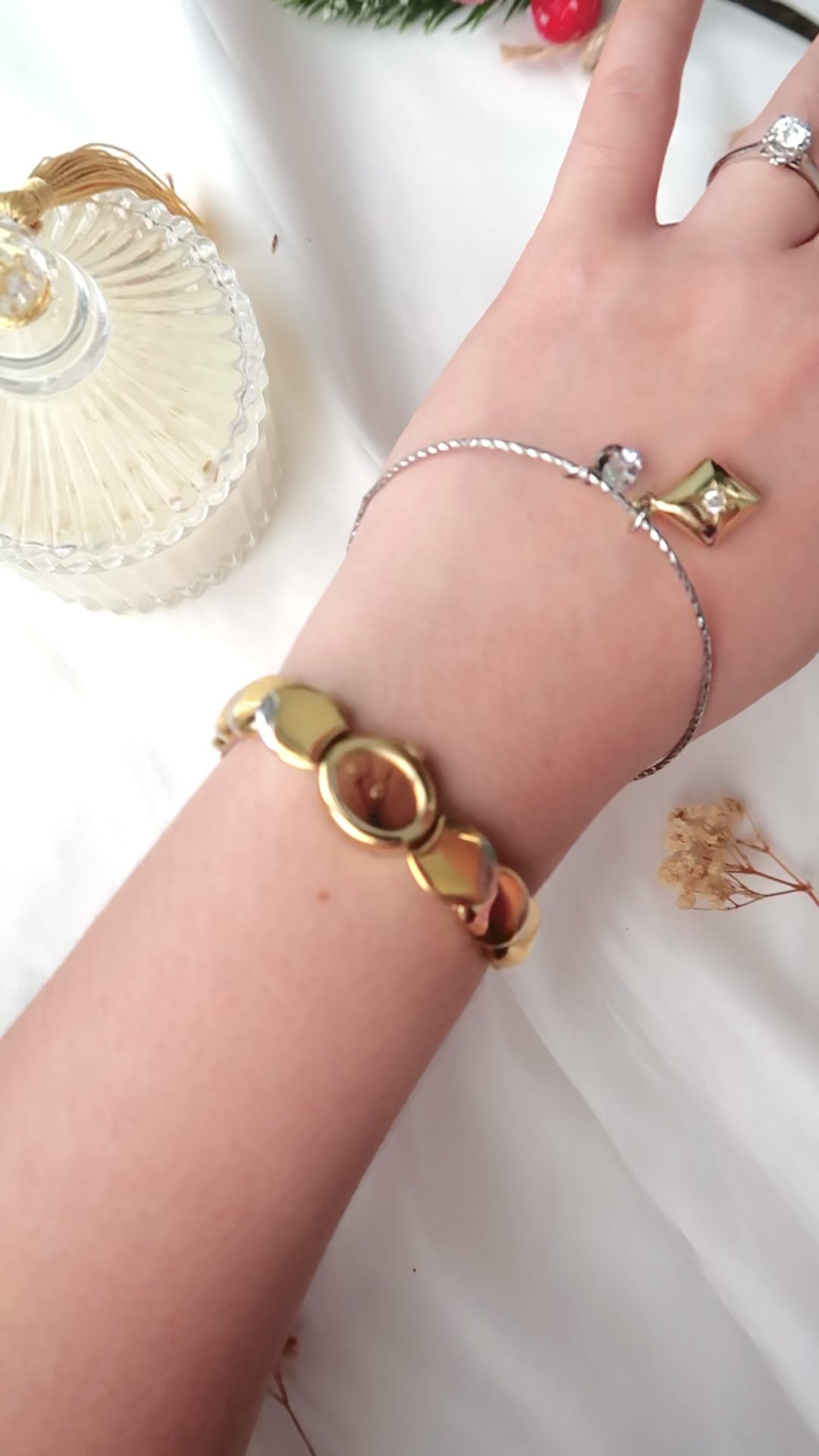 S. All Gold Dial and Scallop Oval Chain Watch