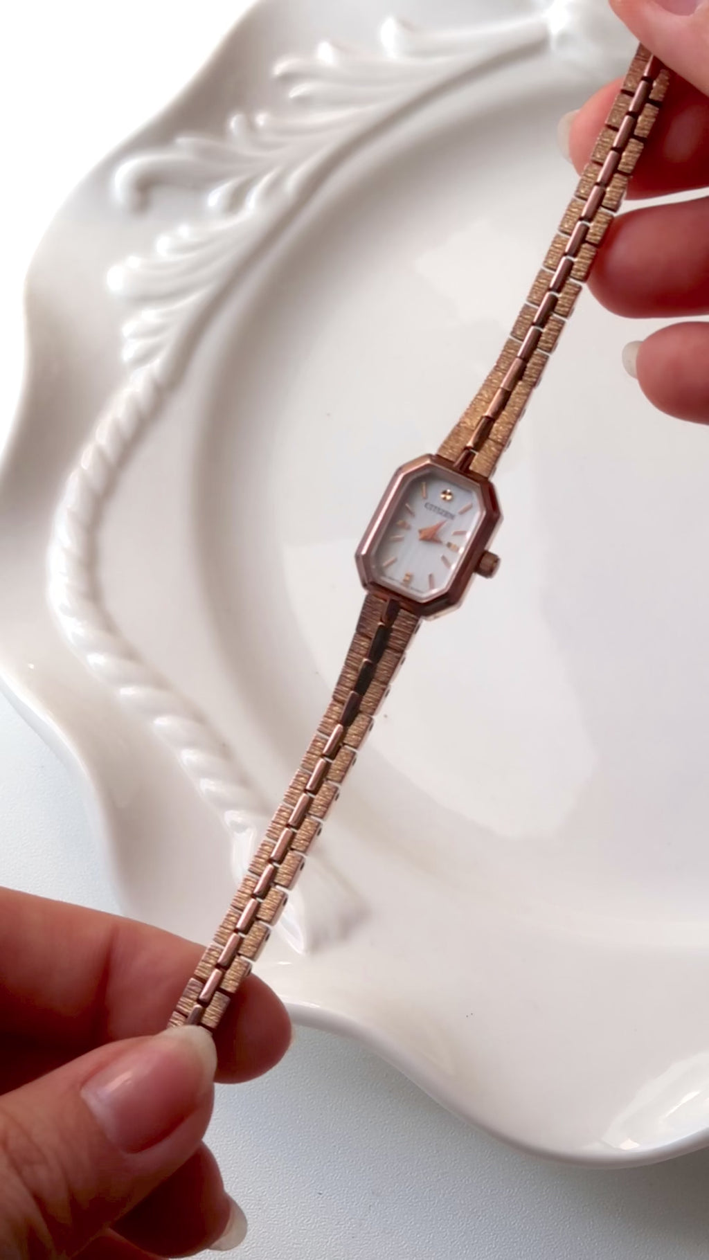 CTZ. Kii White Rect Dial Gold Chain Watch
