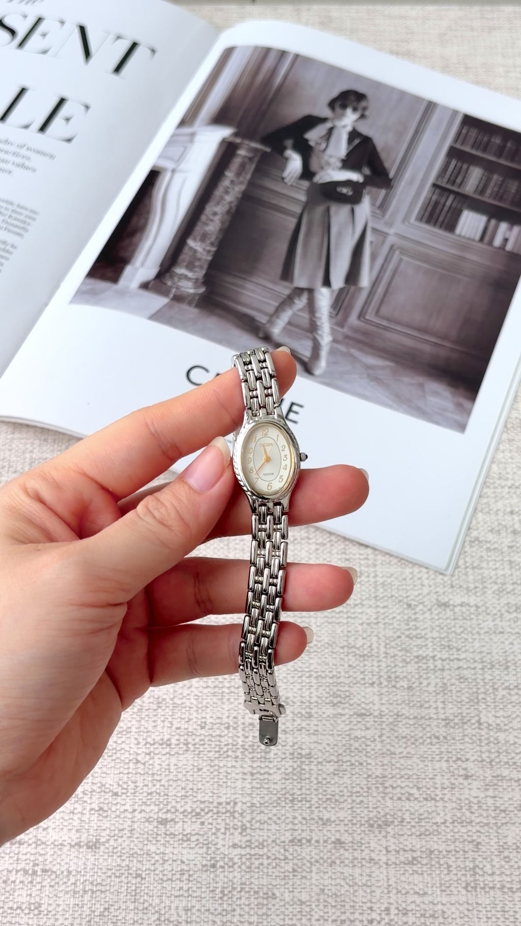 CTZ. Exceed White Oval Dial with Silver Chain Watch