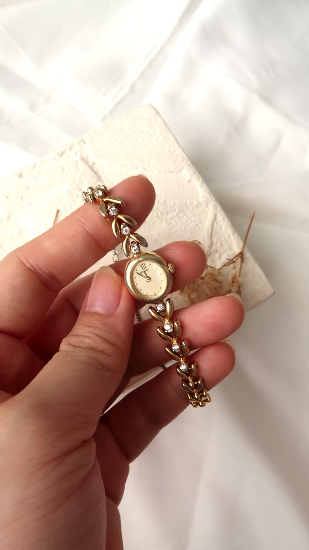 S. Gold Round Dial with White Jewels Gold Chain Watch