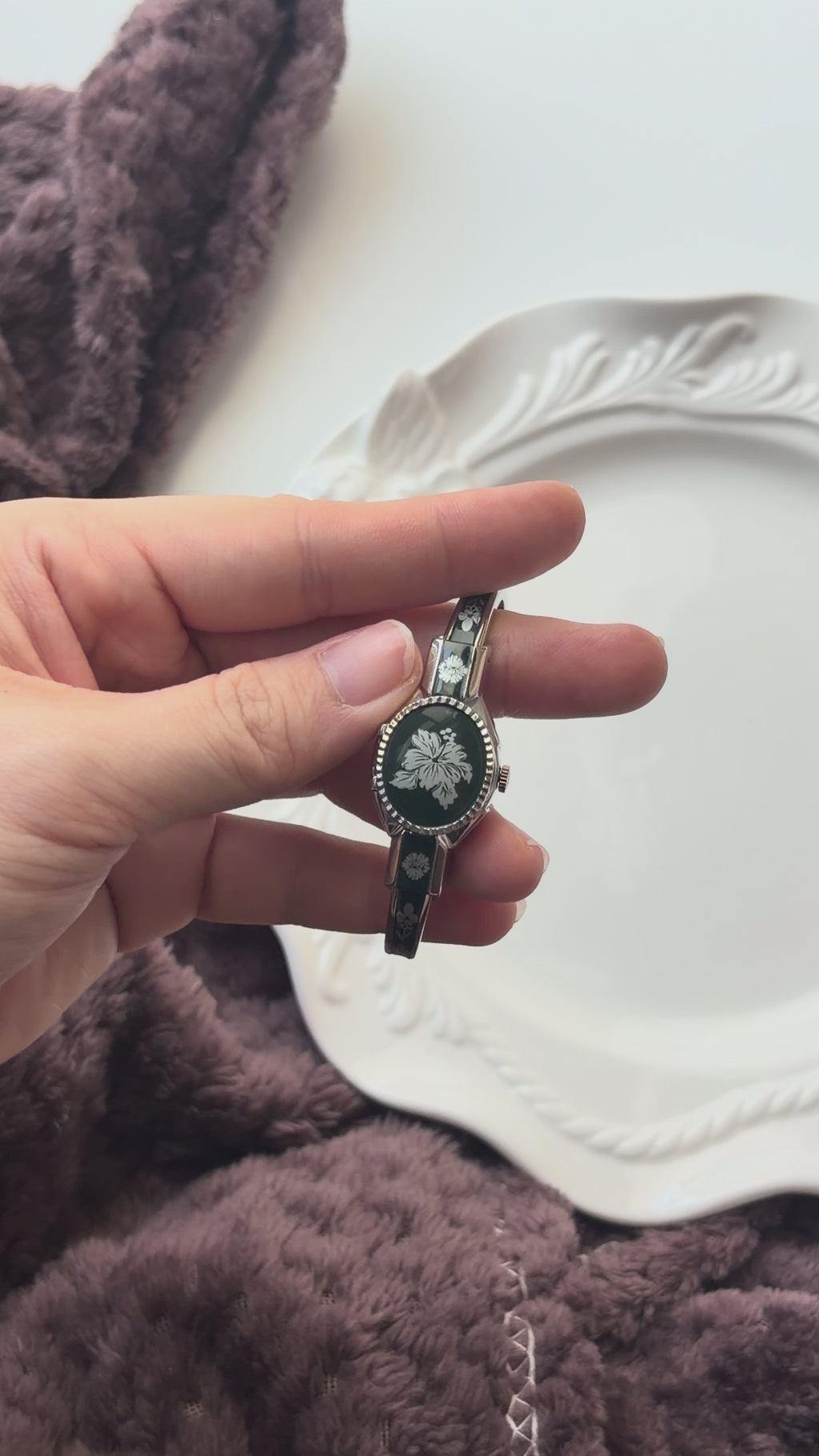 AM. White Flower & Black Dial Silver Bangle Watch