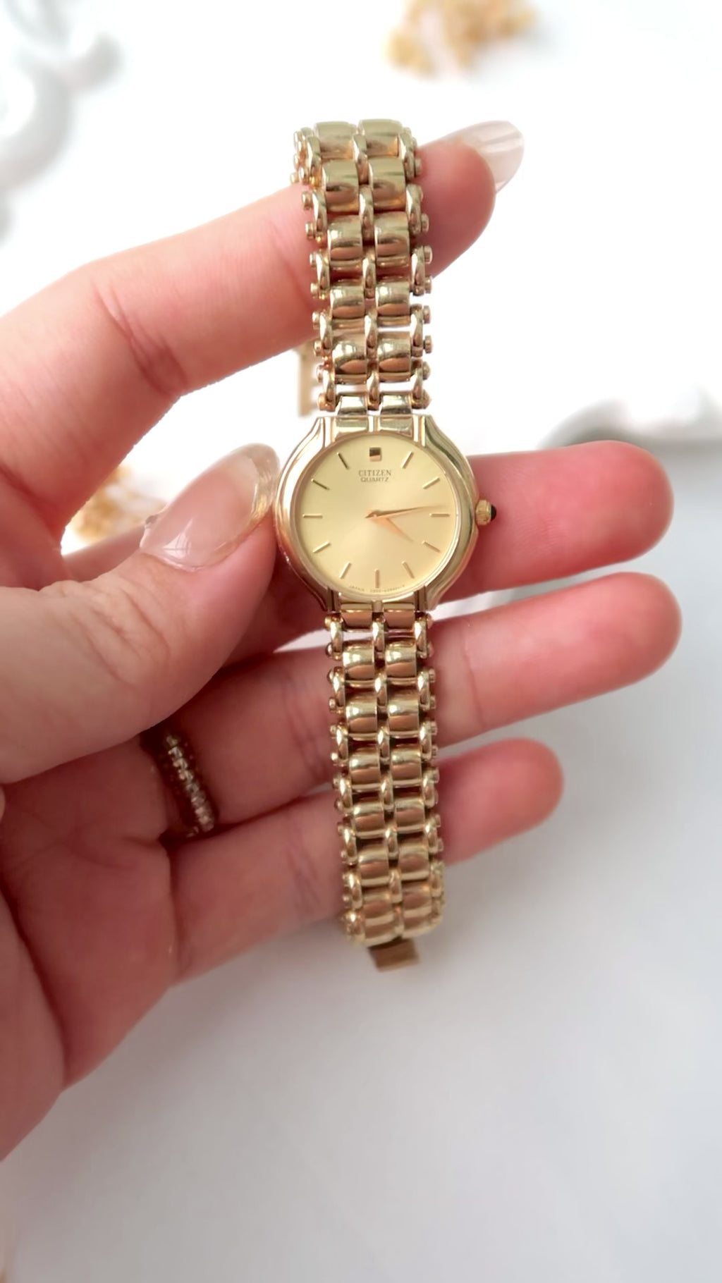 CTZ. Gold Round Dial with Gold Chain Watch