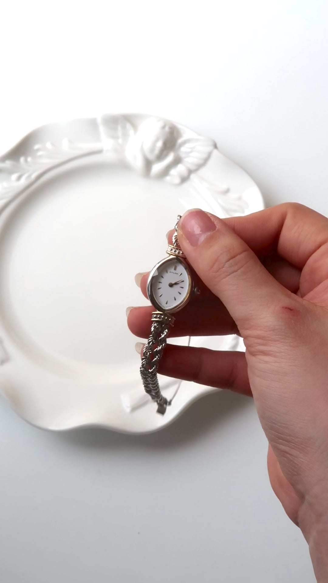 CTZ. Sylph White Oval Dial Silver Twist Chain Watch