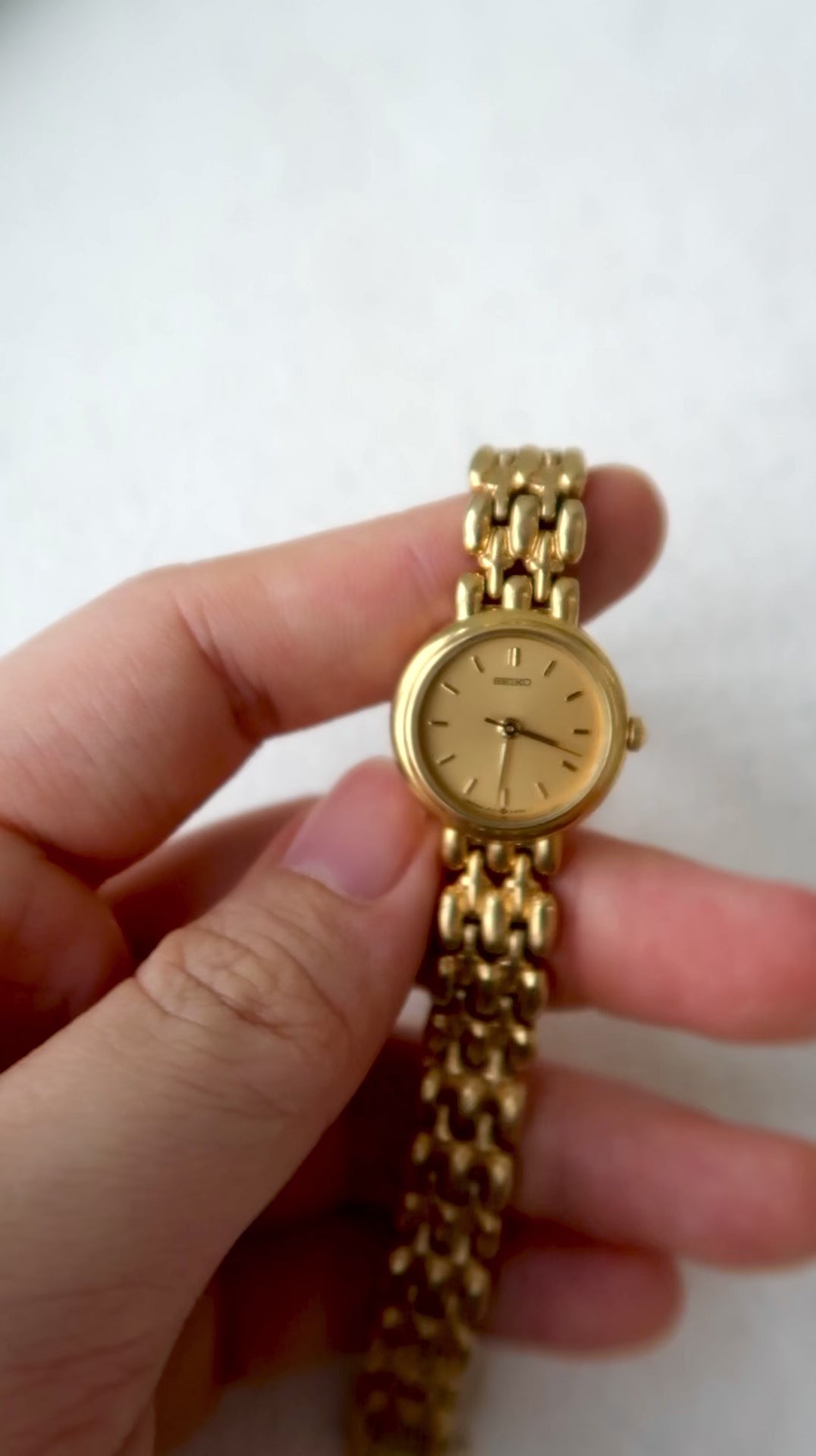S. Round Gold Dial and Chain