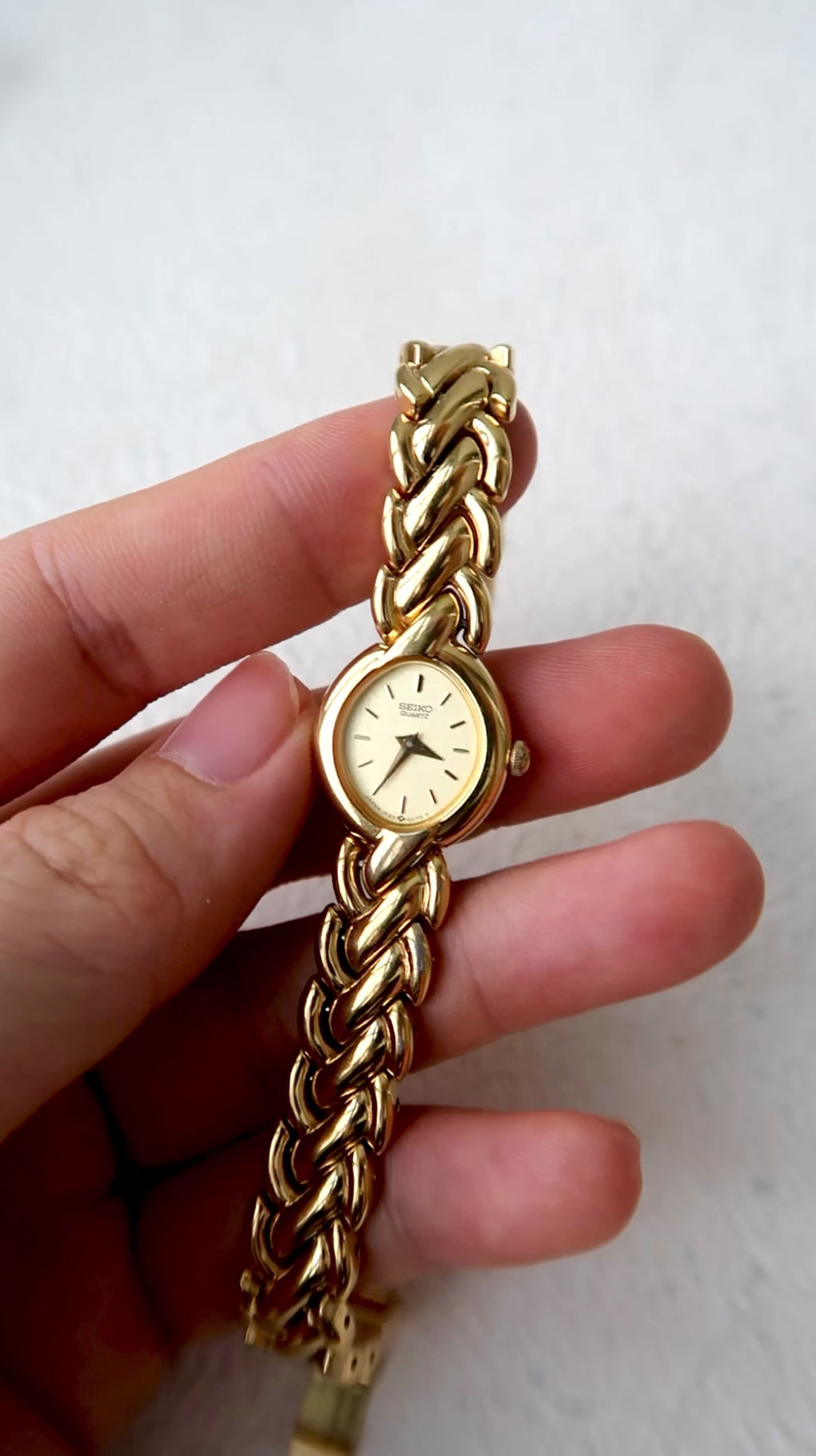 S. Oval Dial with Braid Gold Chain