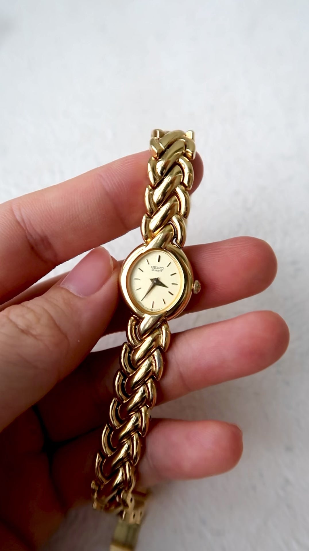 S. Oval Dial with Braid Gold Chain