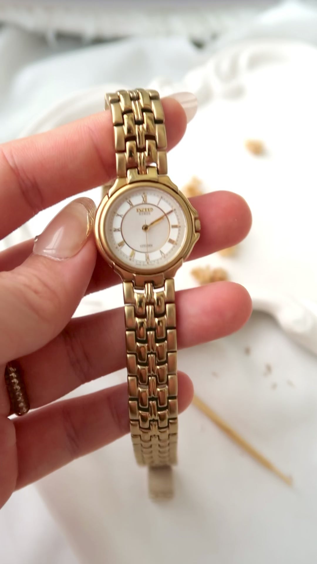 CTZ. Exceed Euros White Grey Round Dial with Gold Chain Watch