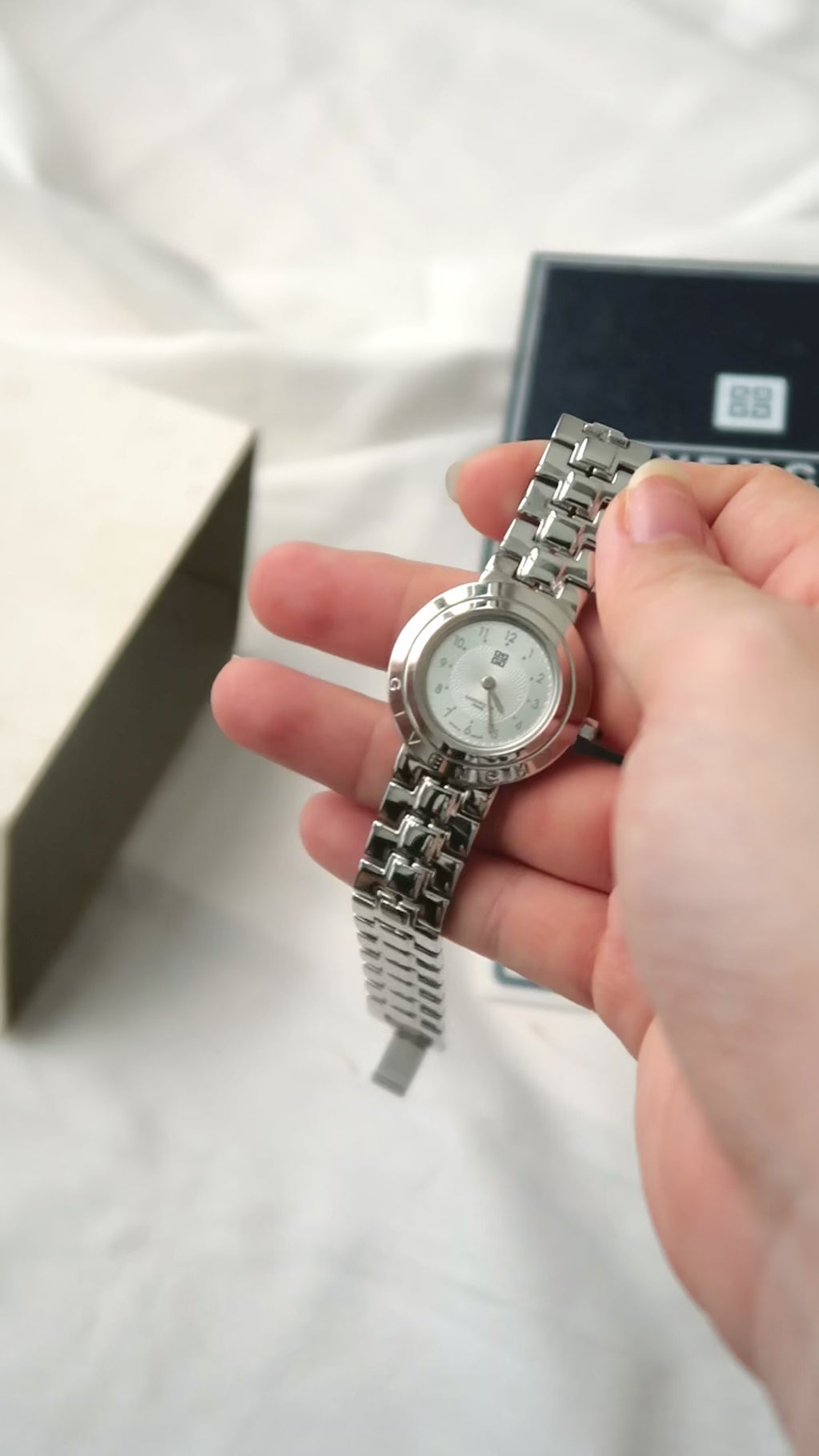 [WITH BOX] GV. Silver Round Dial with Silver Chain Watch